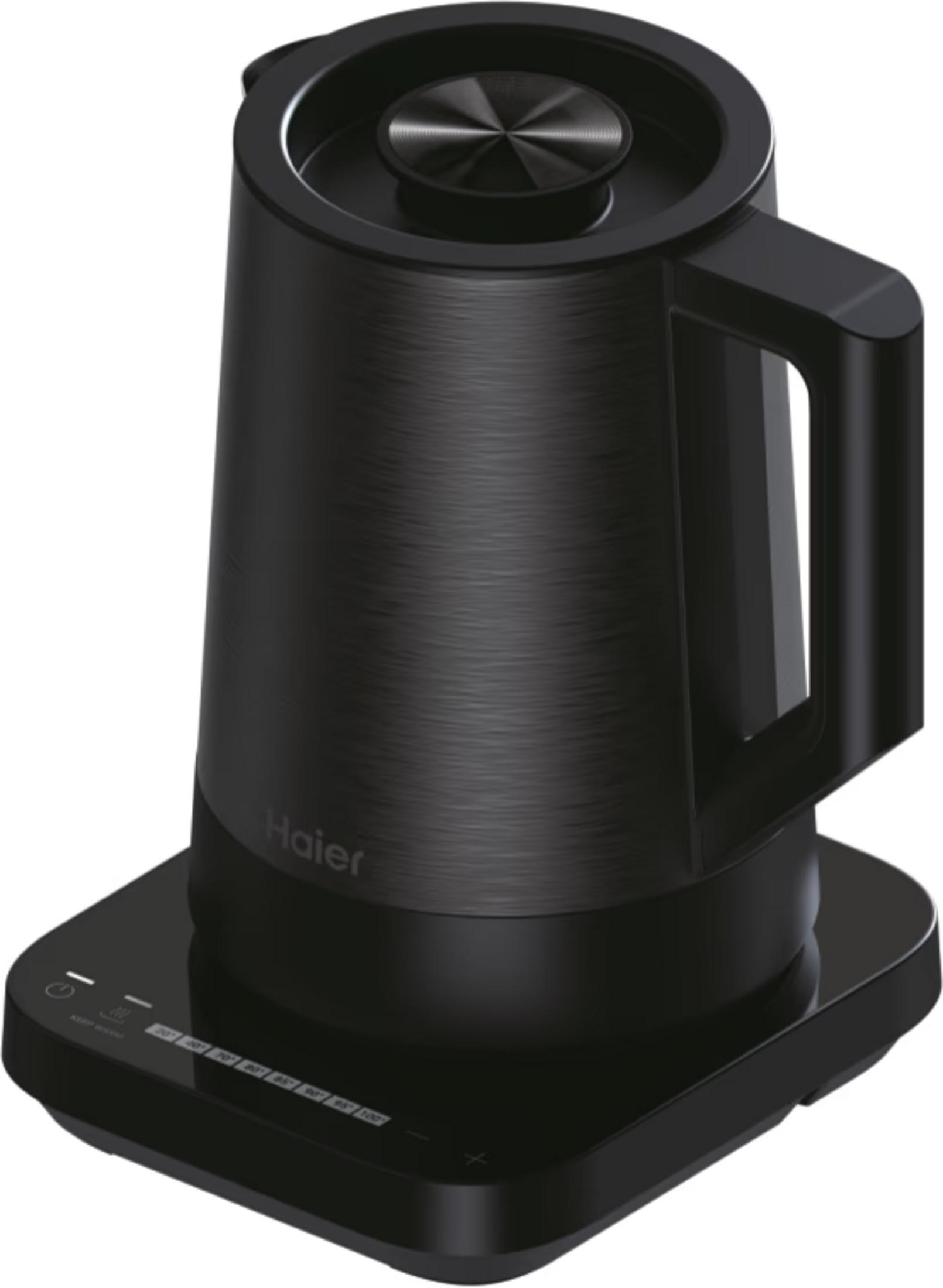 Une bouilloire Haier noire finition métal brossé sur une base noire avec commandes.