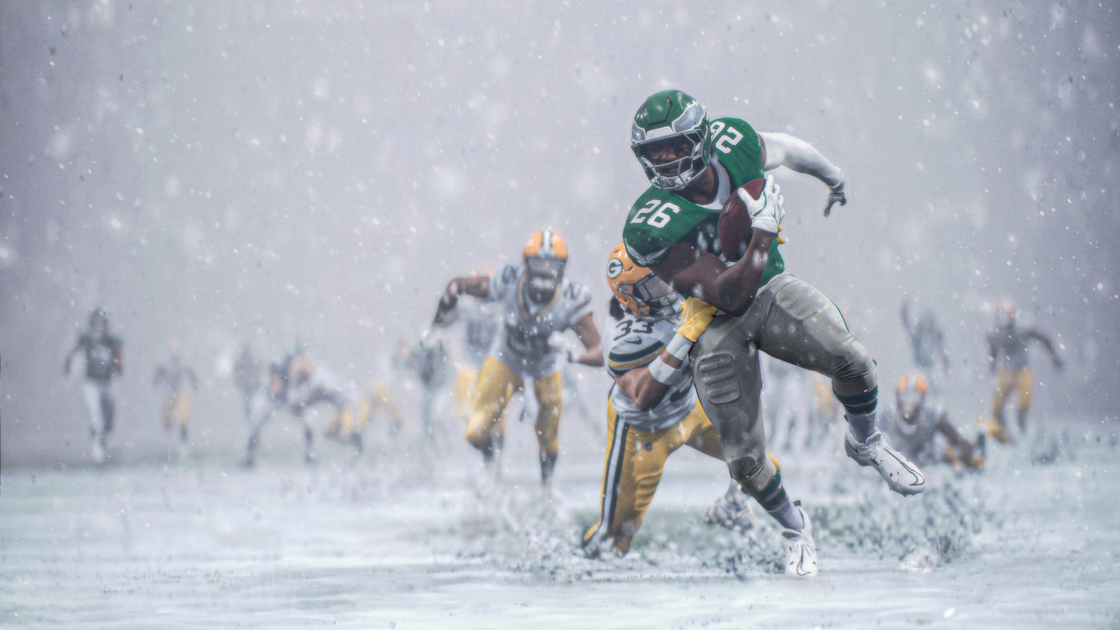 Un jugador de fútbol americano con uniforme verde corre por la nieve, perseguido por jugadores de amarillo.