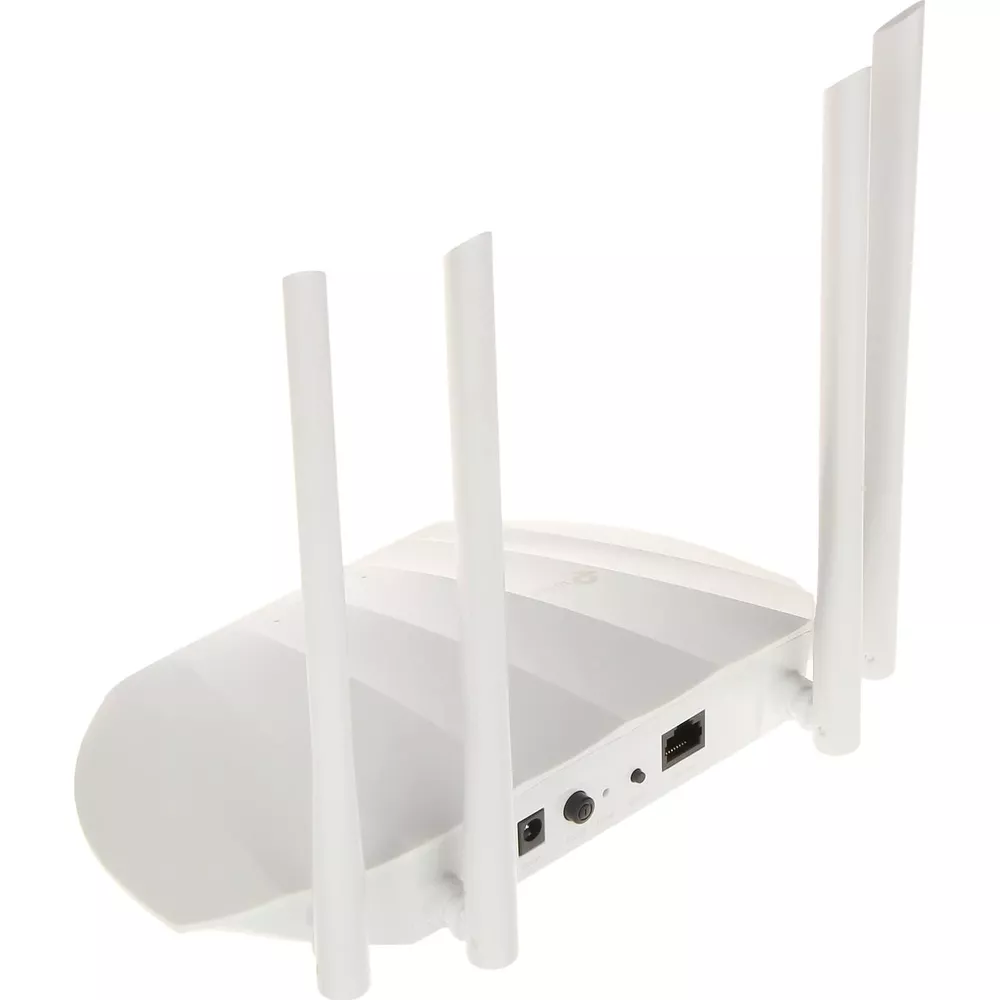 Biały router Wi-Fi z czterema antenami i portami z tyłu.