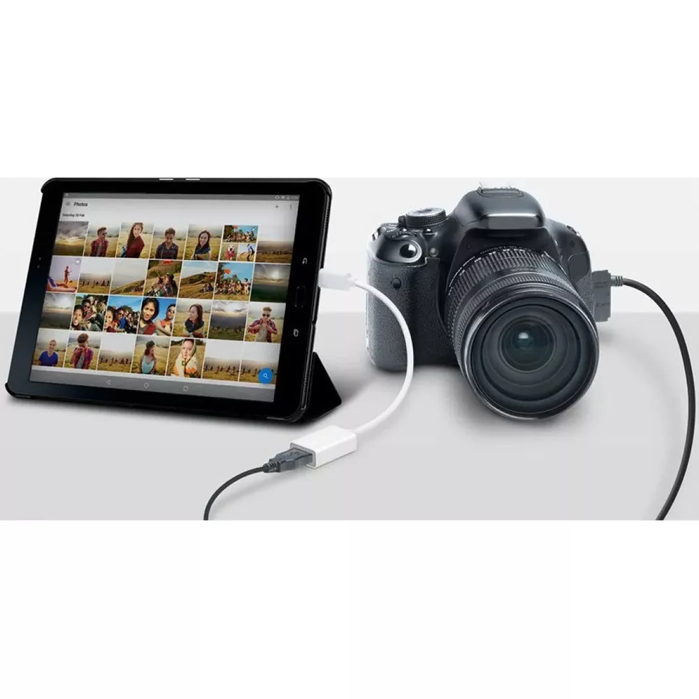 Eine Kamera ist über ein weißes Kabel mit einem Tablet verbunden.