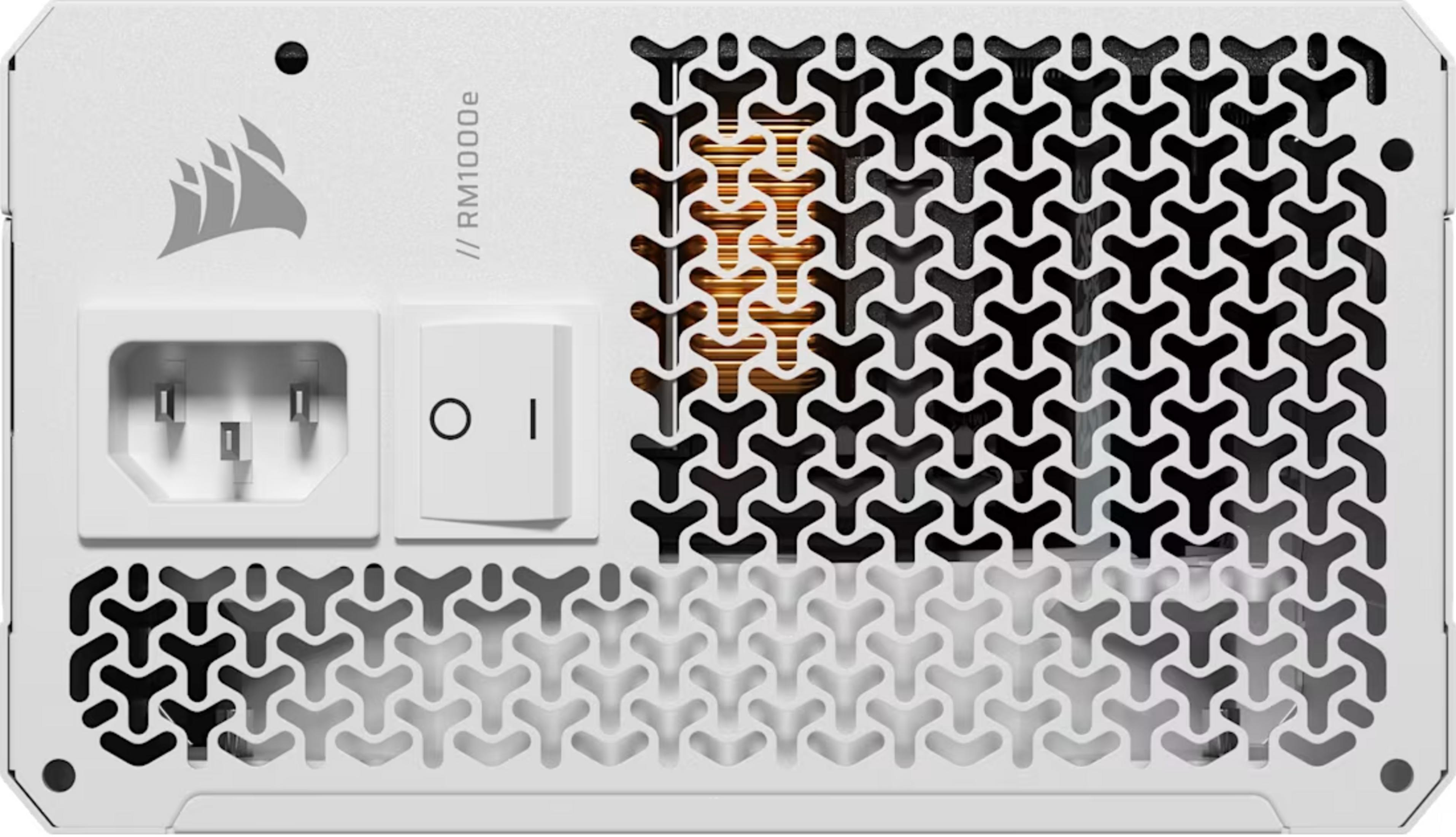 Biały zasilacz z logo Corsair, przełącznikiem i kratką wentylacyjną.