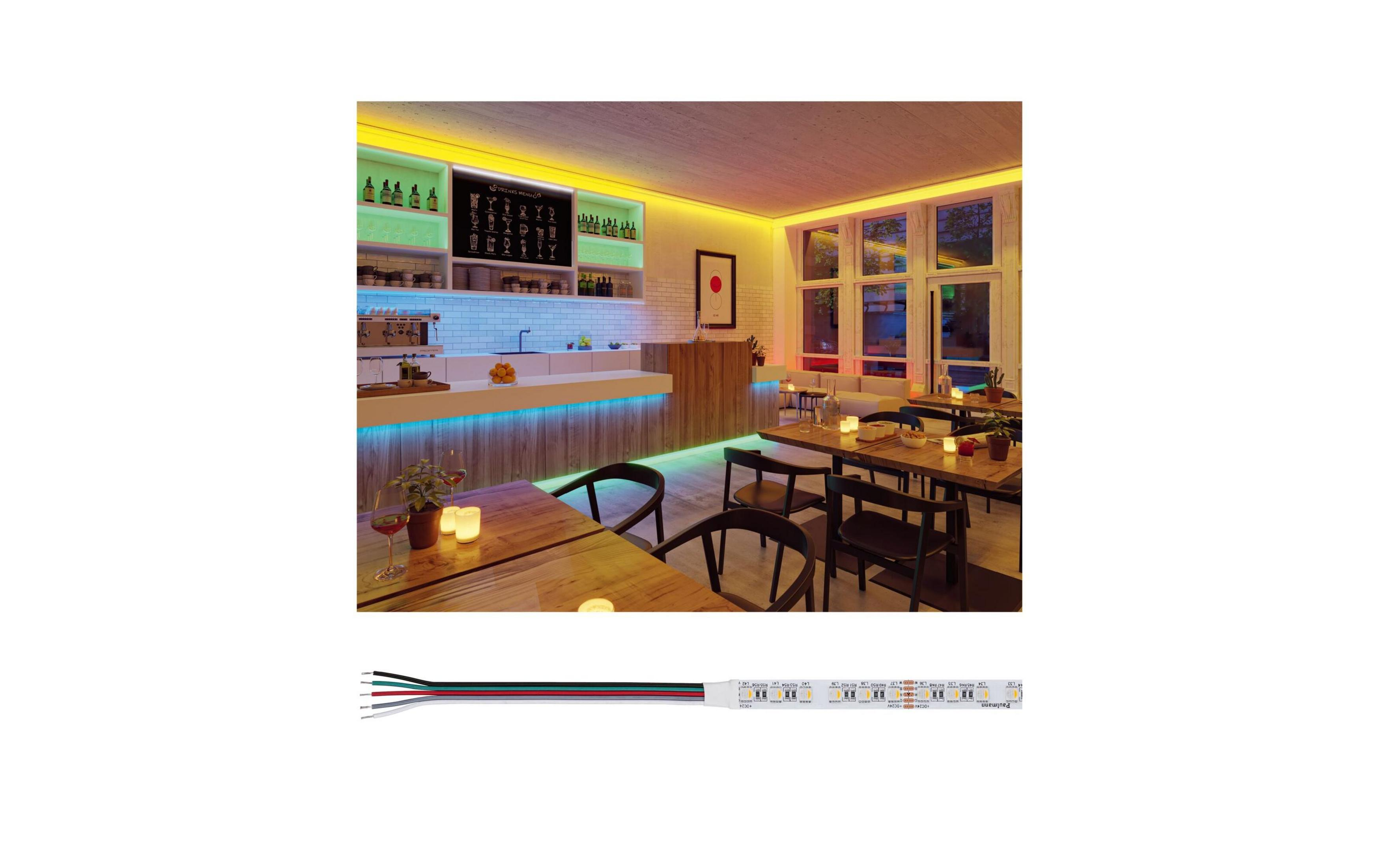 Wnętrze restauracji z drewnianymi stołami, krzesłami i kolorowym oświetleniem.