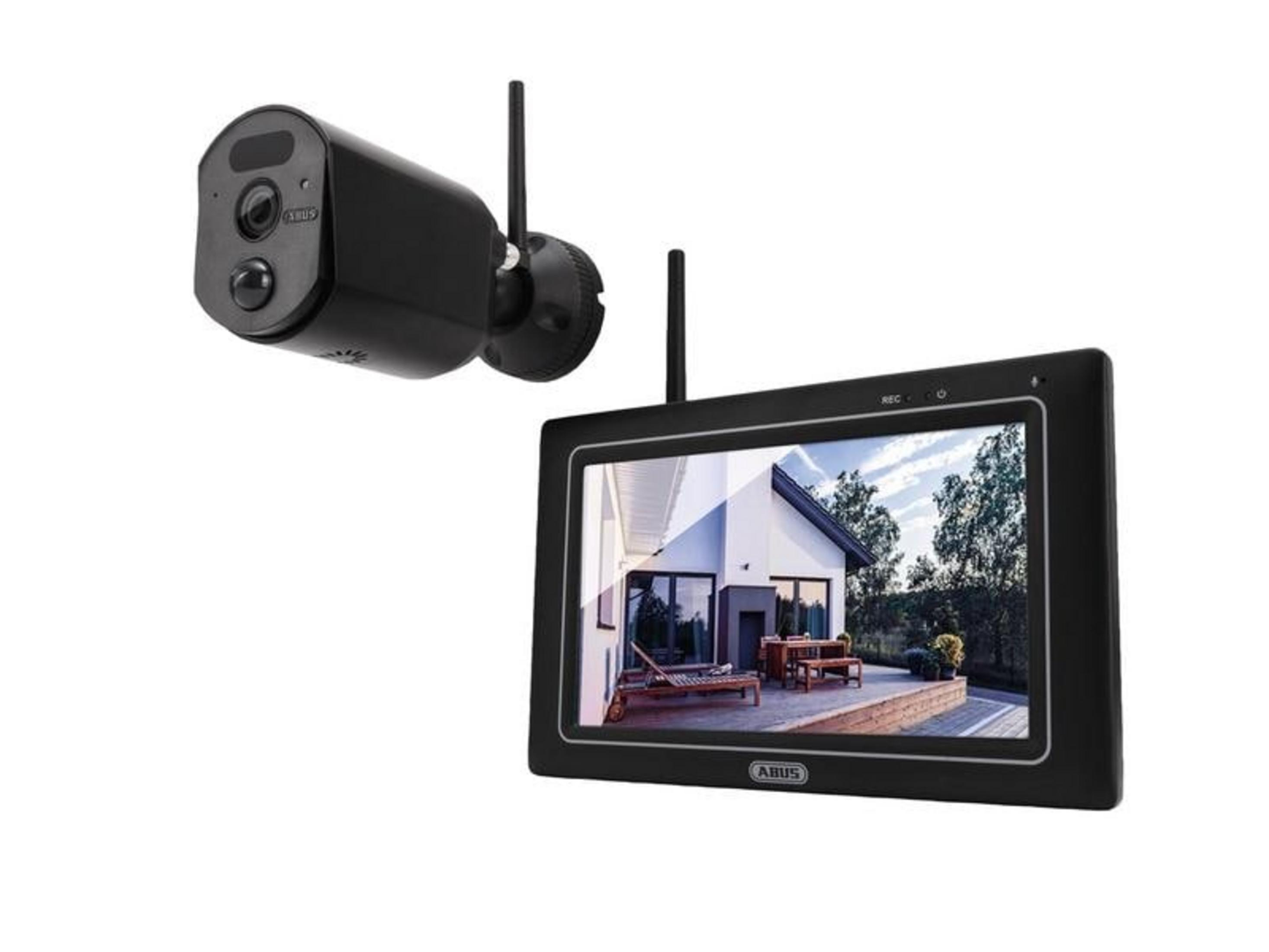 Eine schwarze Überwachungskamera und ein Monitor, die ein modernes Haus mit Terrasse und Garten zeigen.