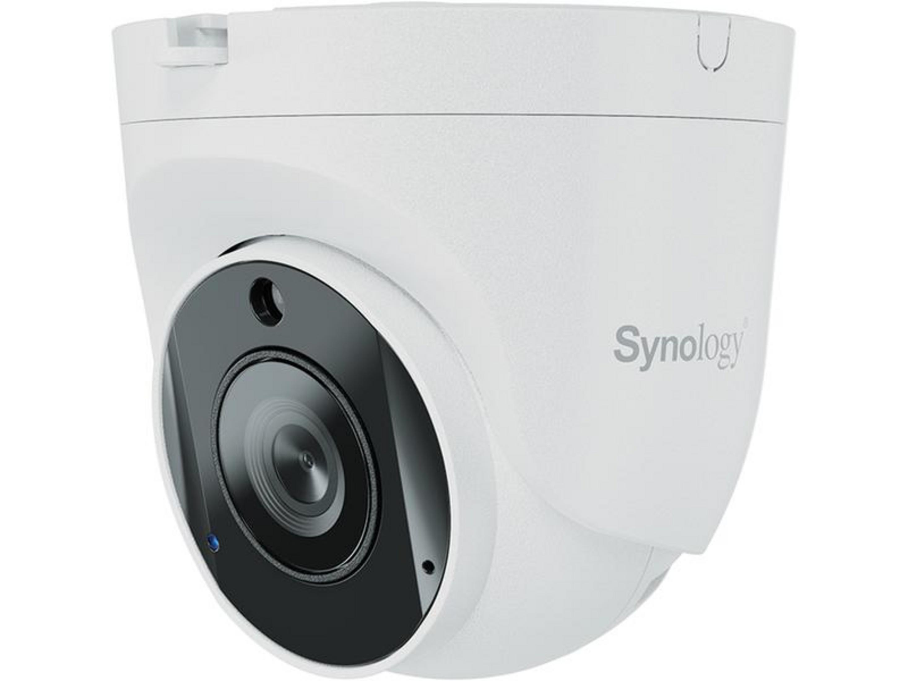 Biała kamera monitorująca Synology z czarnym obiektywem.
