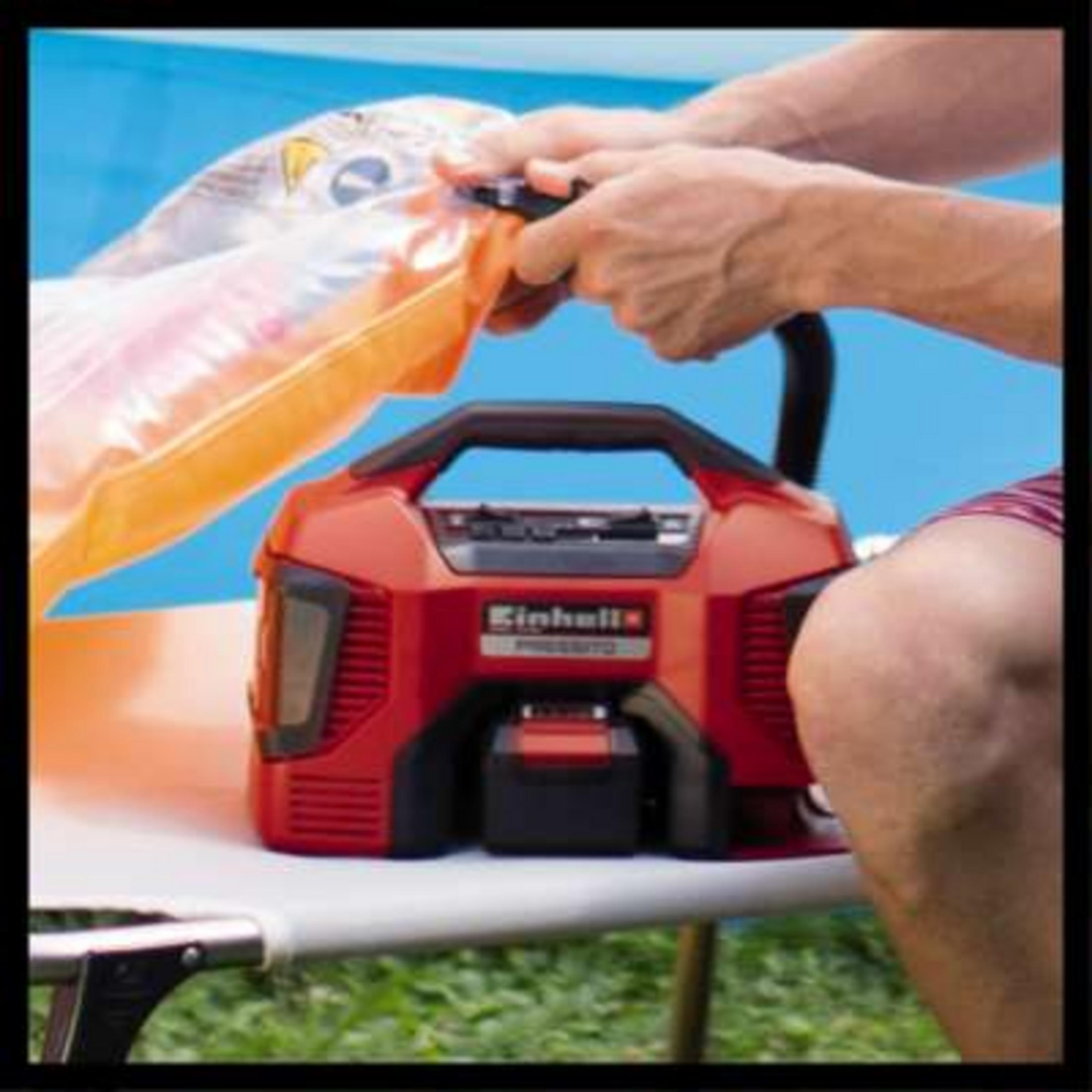 Hände befestigen Luftmatratze an aufblasbarem Gerät neben dem Becken.