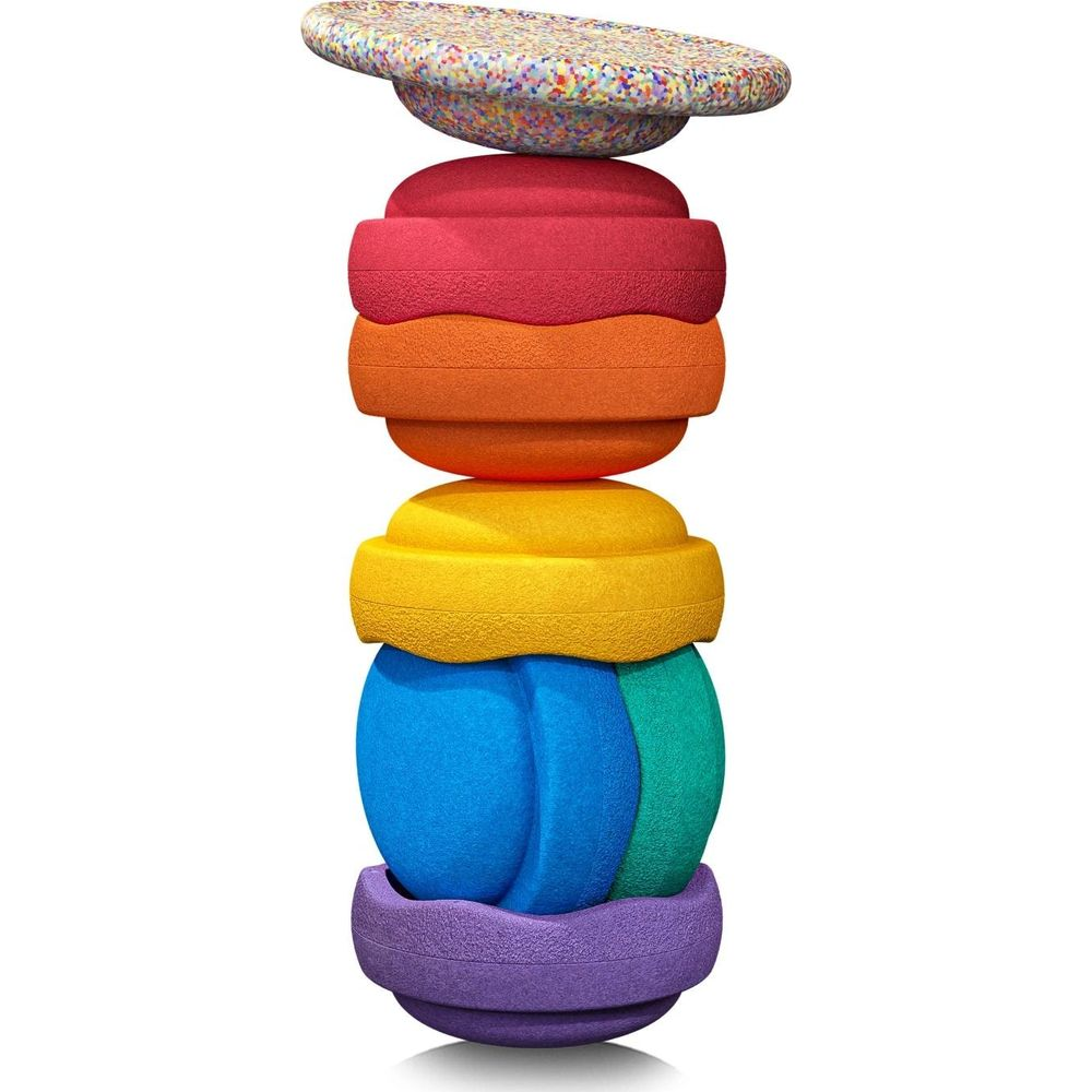 Une pile colorée de blocs de jouets doux et ronds avec une assiette tachetée sur le dessus.