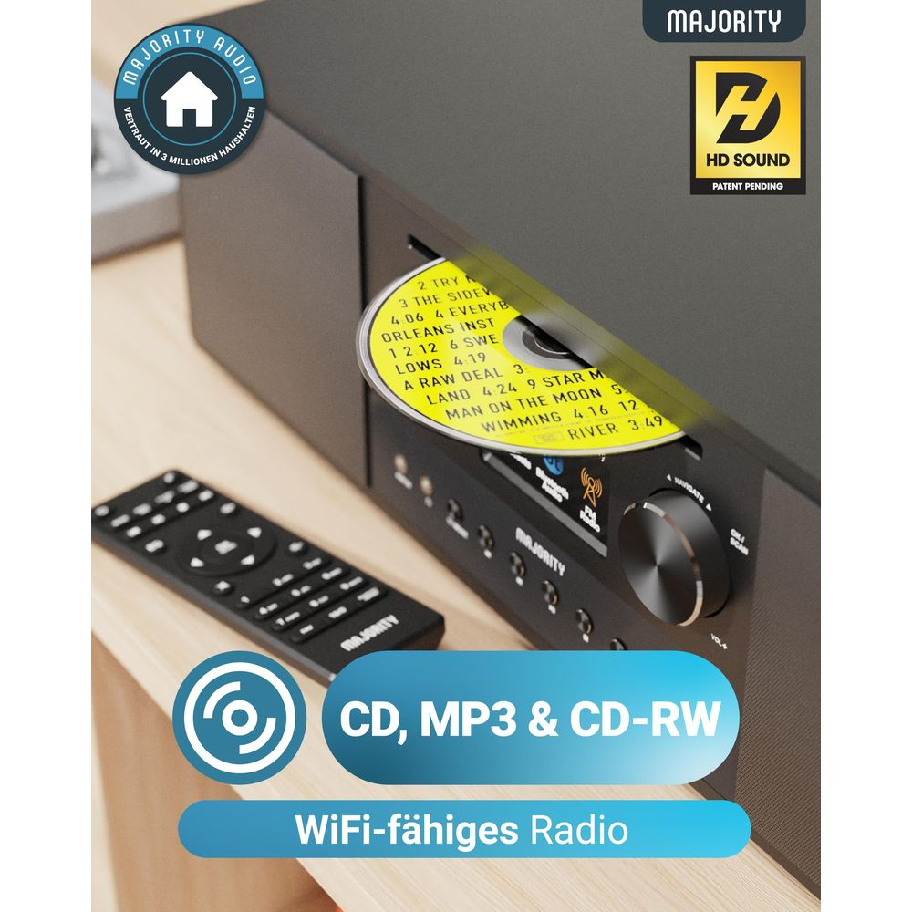 Een zwarte CD-radio met afstandsbediening en ingevoegde CD.