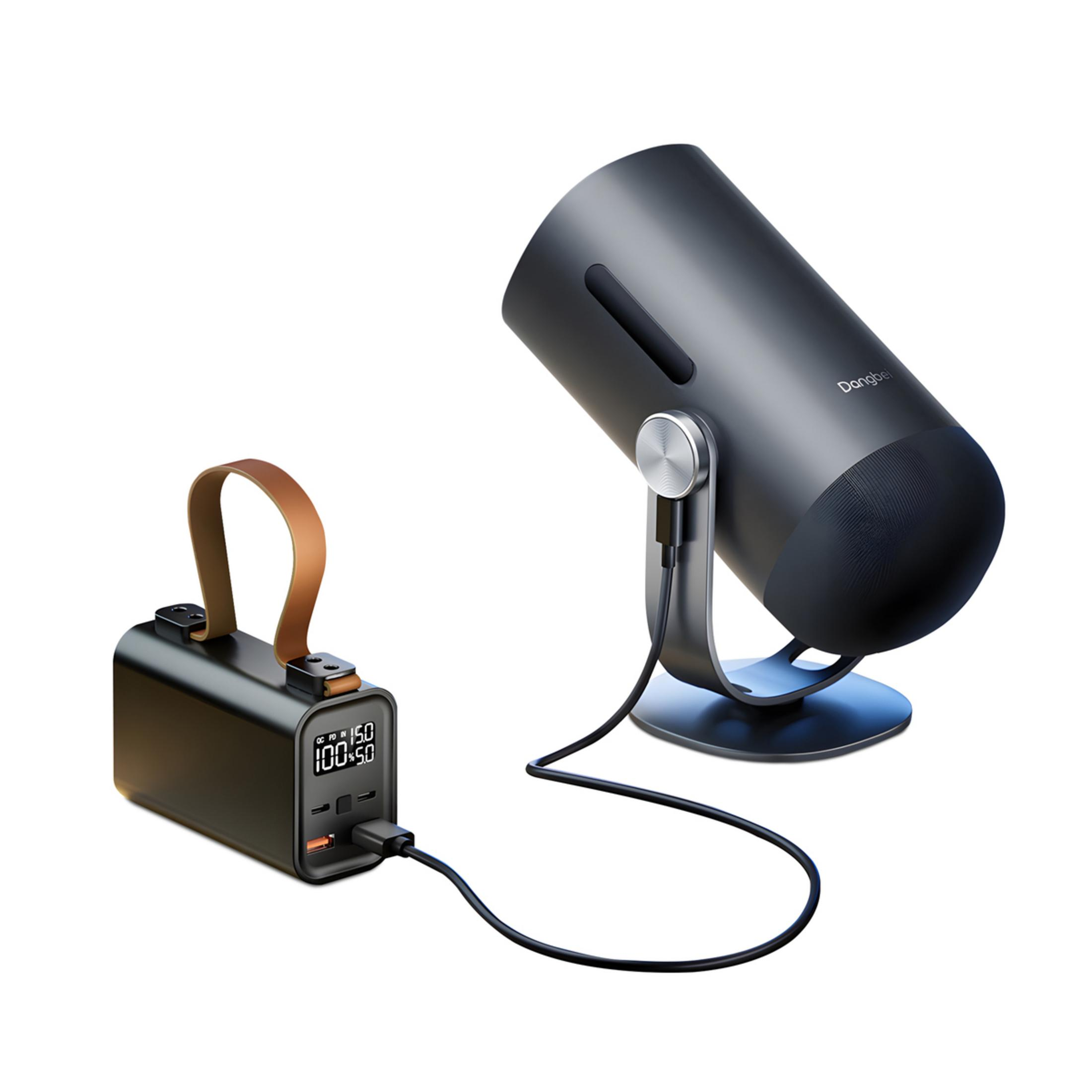 Czarny przenośny power bank z cyfrowym wyświetlaczem podłączony do czarnego głośnika na stojaku.