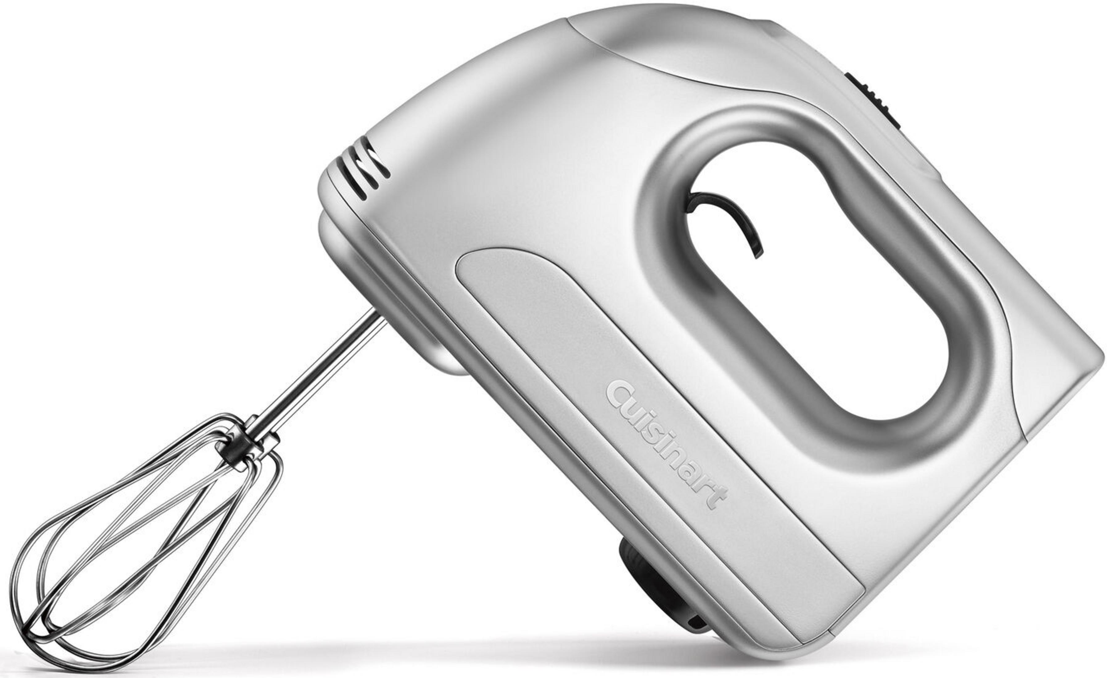 Een zilveren handmixer met kloppers op witte achtergrond.