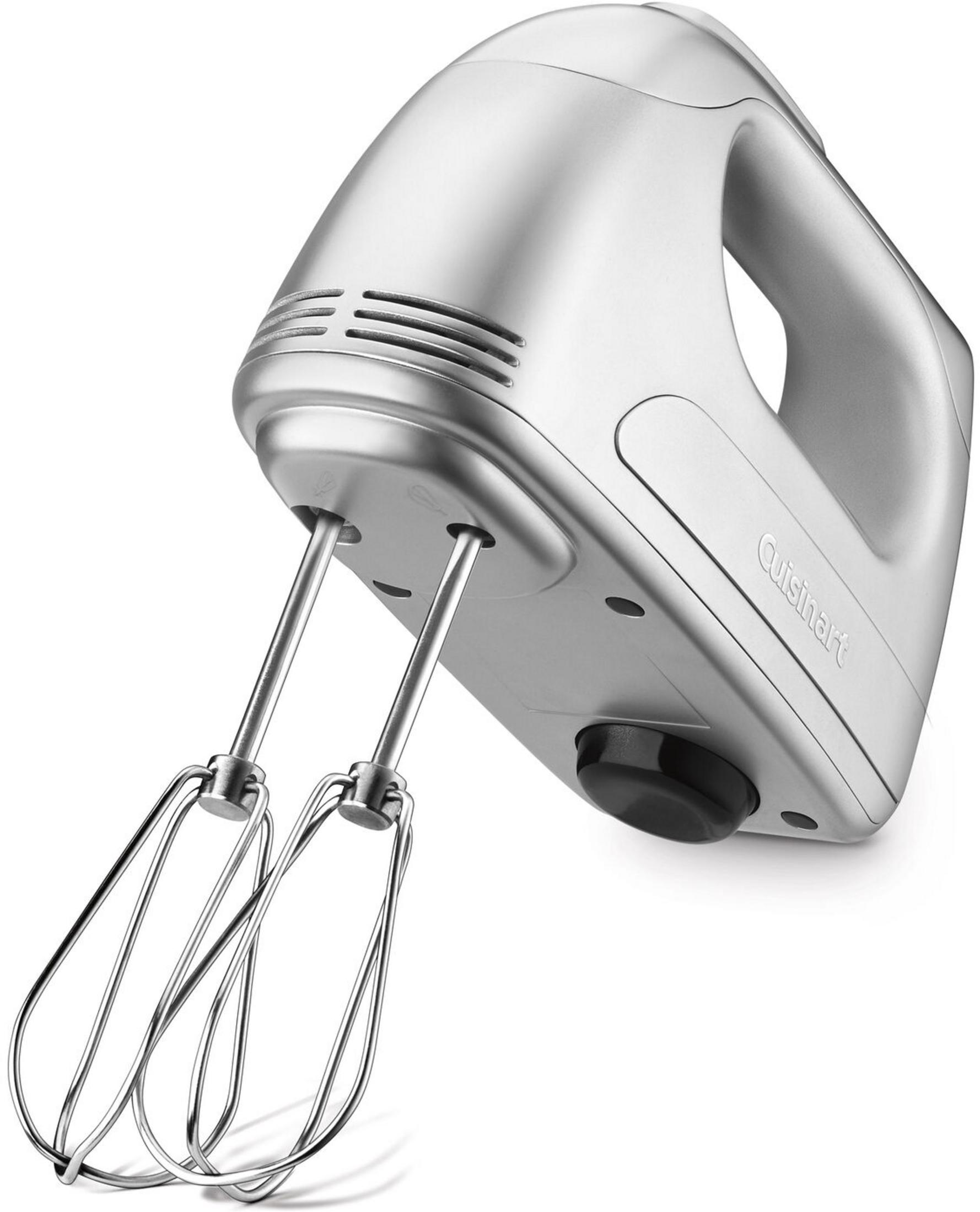 Zilveren handmixer met twee kloppers op witte achtergrond.