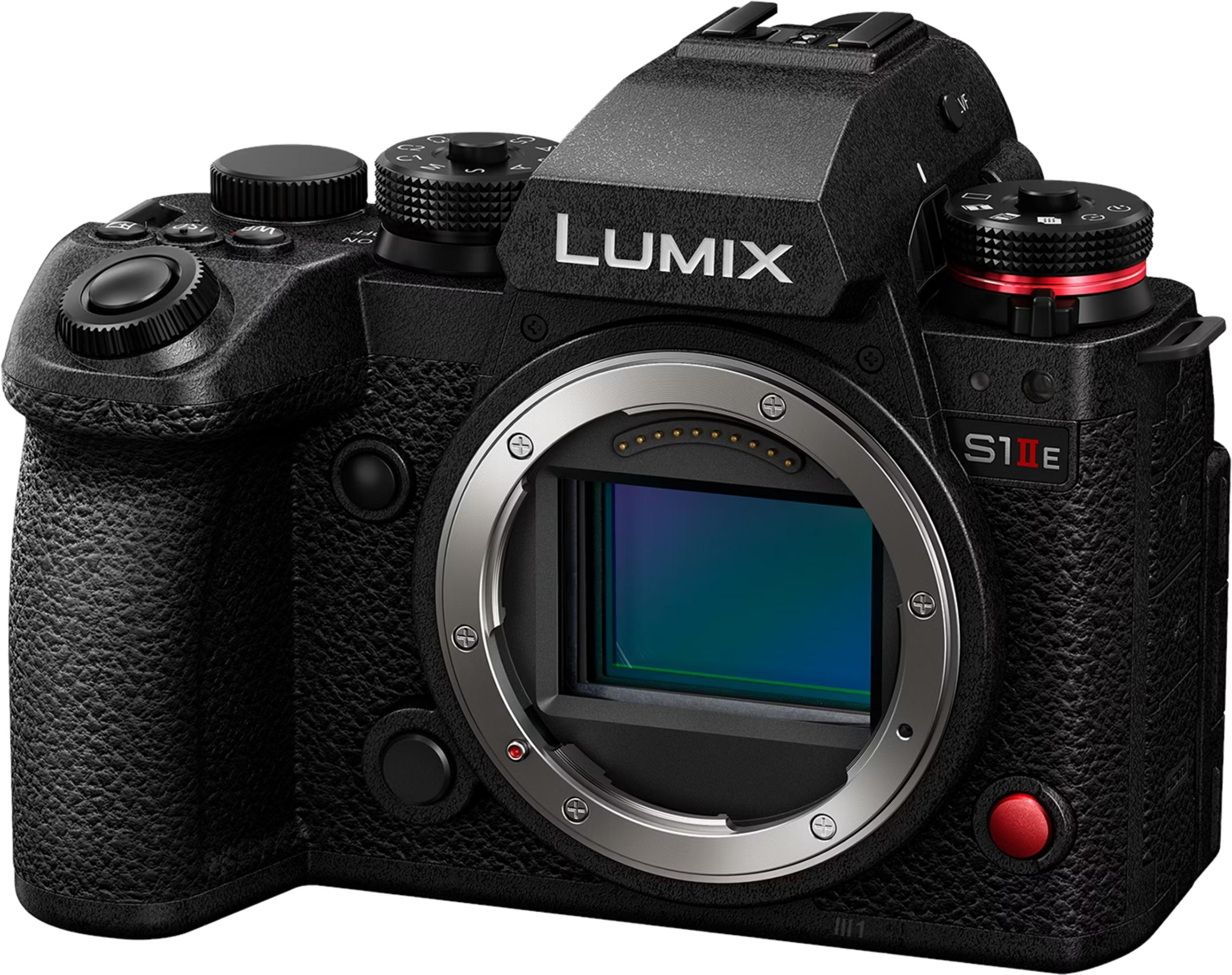 Eine schwarze Panasonic Lumix S1E Kamera mit silbernem Objektivbajonett und rotem Auslöser.