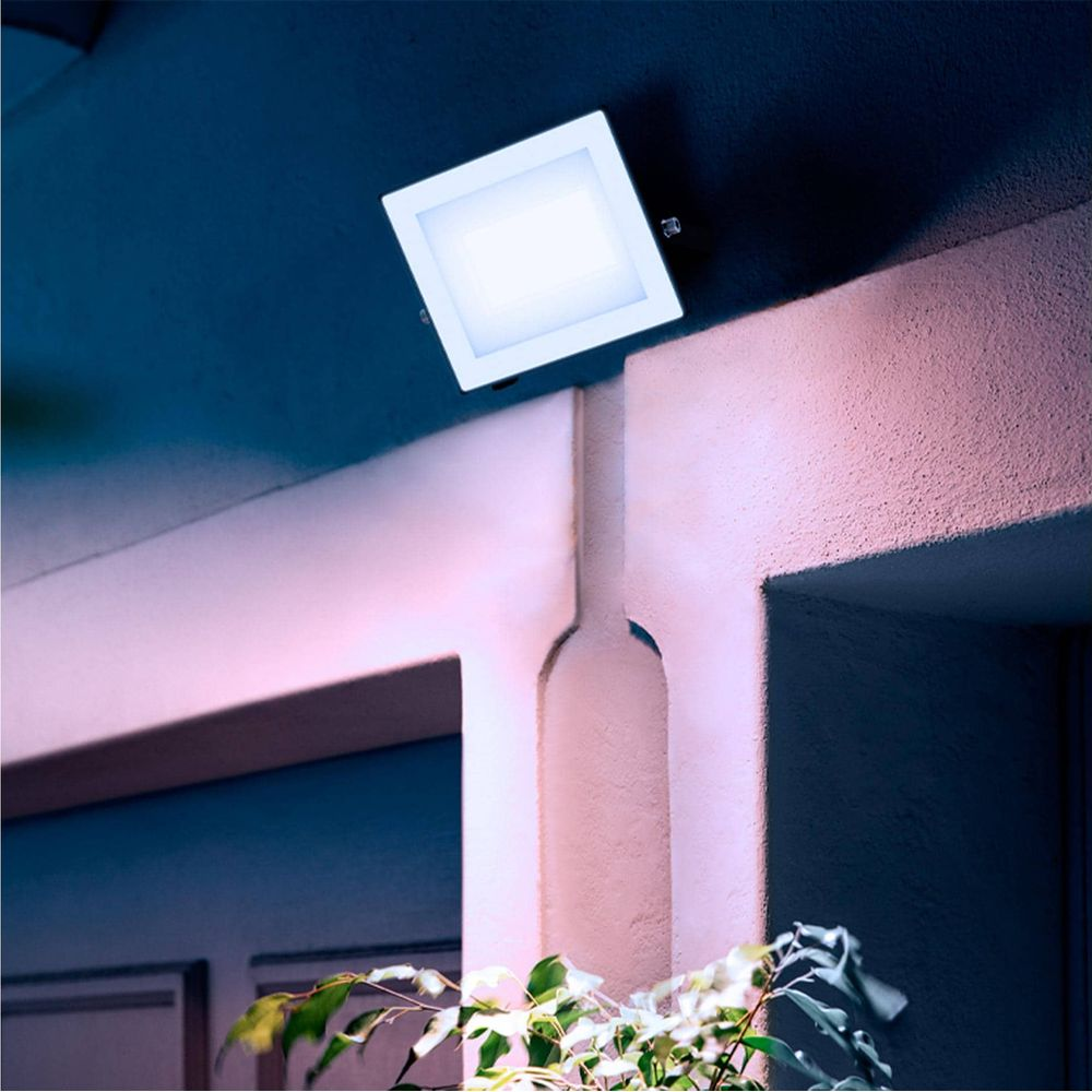 Ein quadratischer, heller LED-Strahler leuchtet auf einem dunklen blauen Hintergrund.