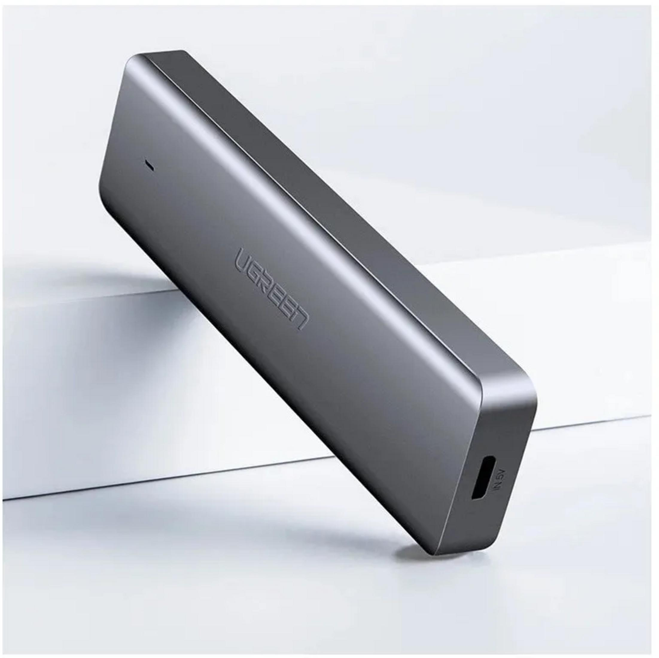 Dispositivo UGREEN grigio con porta USB-C su sfondo chiaro.