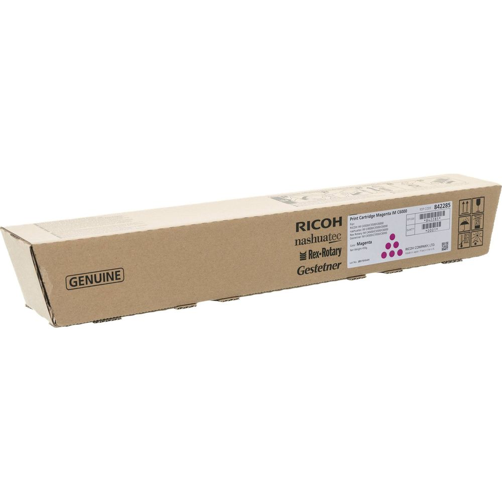Cartouche d'impression magenta pour RICOH IM C6000 sur emballage carton.
