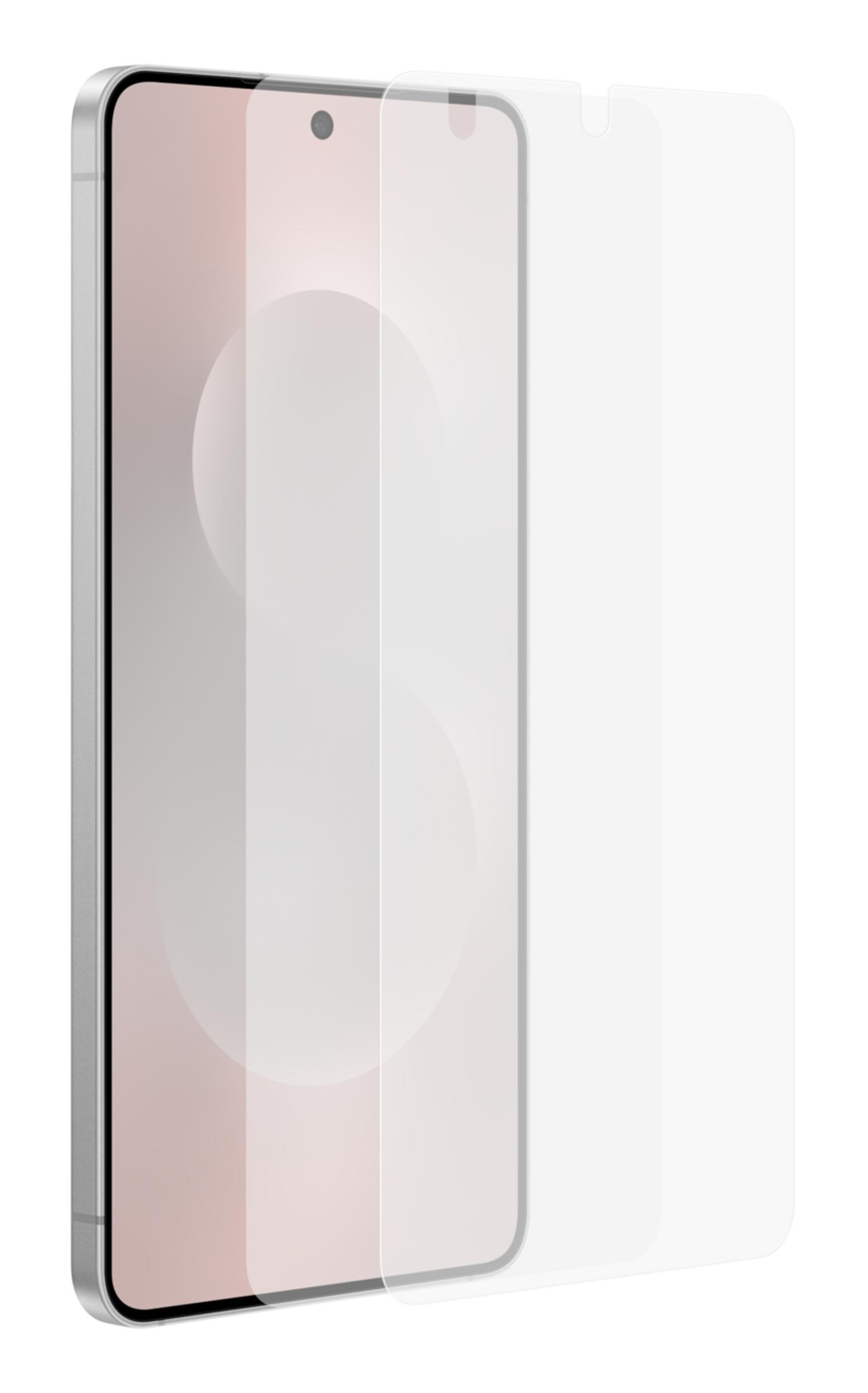 Uno smartphone argentato con una protezione per lo schermo accanto.
