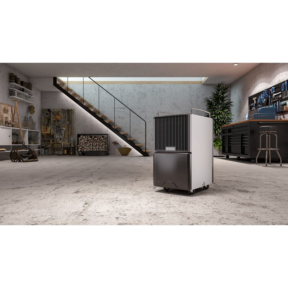 Przenośny grzejnik stoi w warsztacie ze schodami i szafkami na narzędzia.