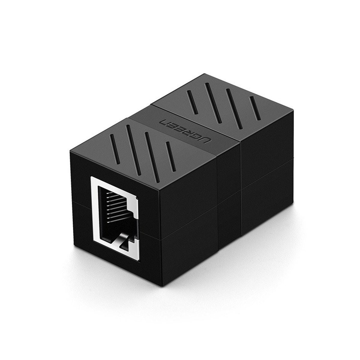 Un adattatore di accoppiamento Ethernet nero con parte superiore scanalata e porta RJ45.