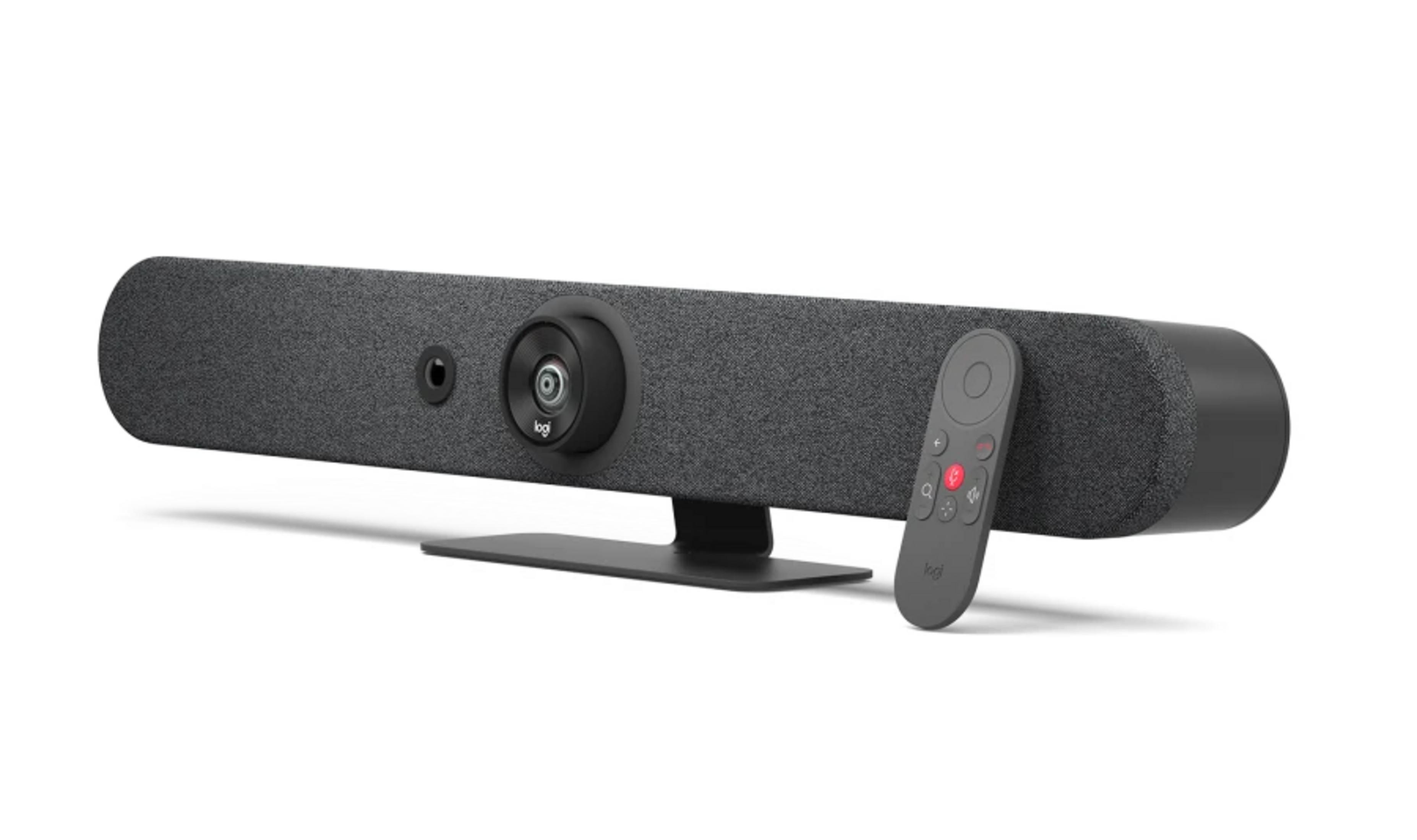 Una cámara Logitech gris con control remoto sobre un soporte.