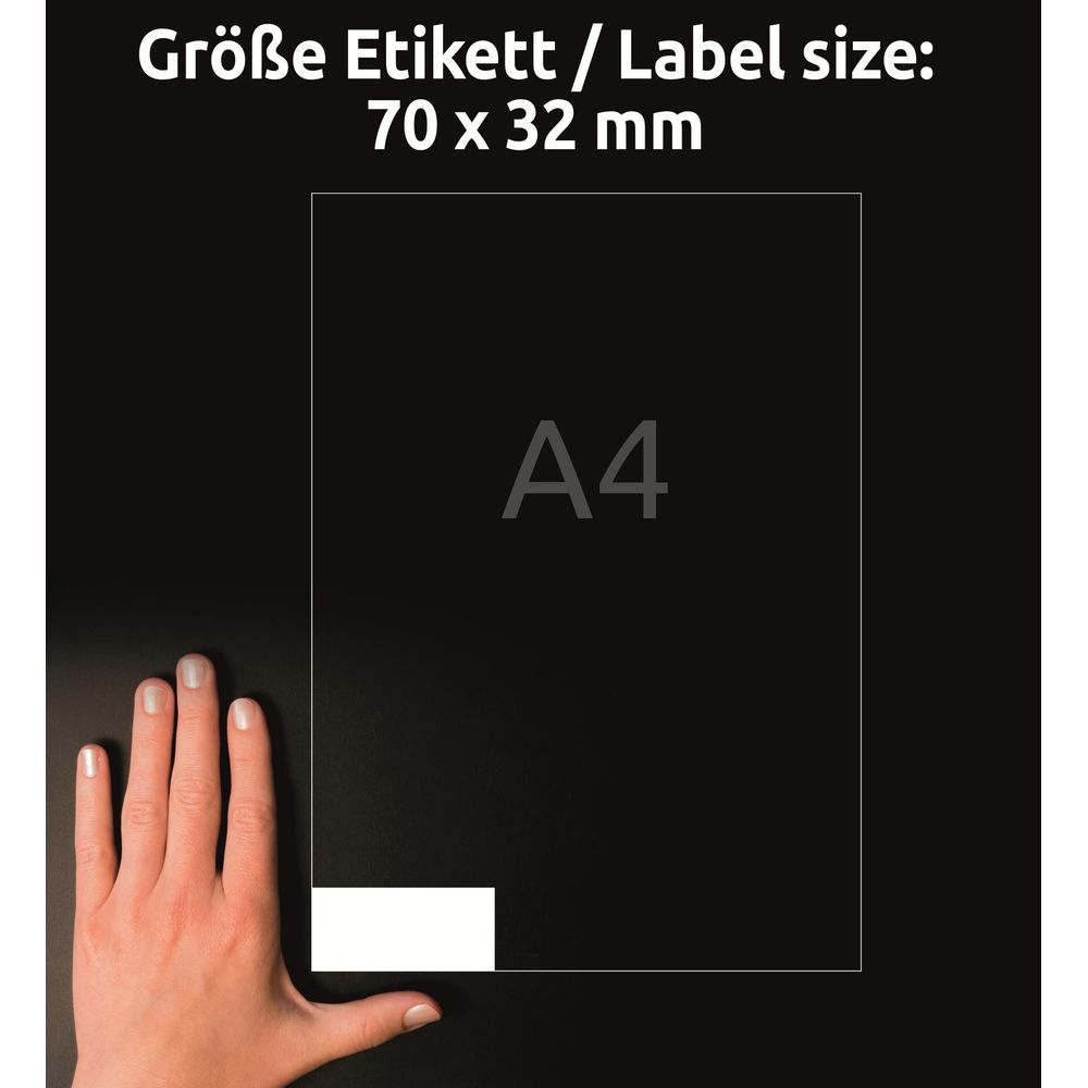 Eine Hand berührt ein Blatt Papier mit A4-Aufdruck und Etikettengrößenangabe.