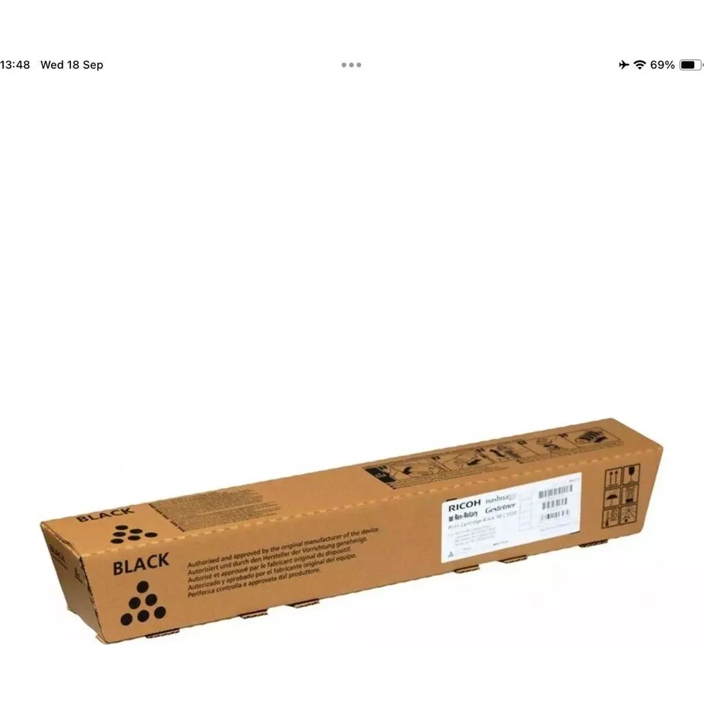 Czarny toner Ricoh w brązowym kartonowym pudełku, na białym tle.