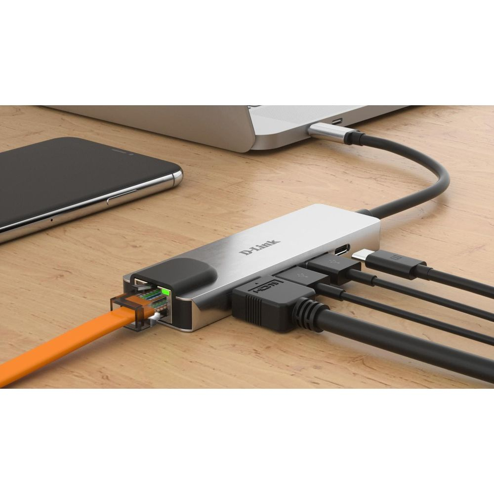 Un hub USB-C D-Link con porte Ethernet, HDMI e USB, collegato a un laptop.