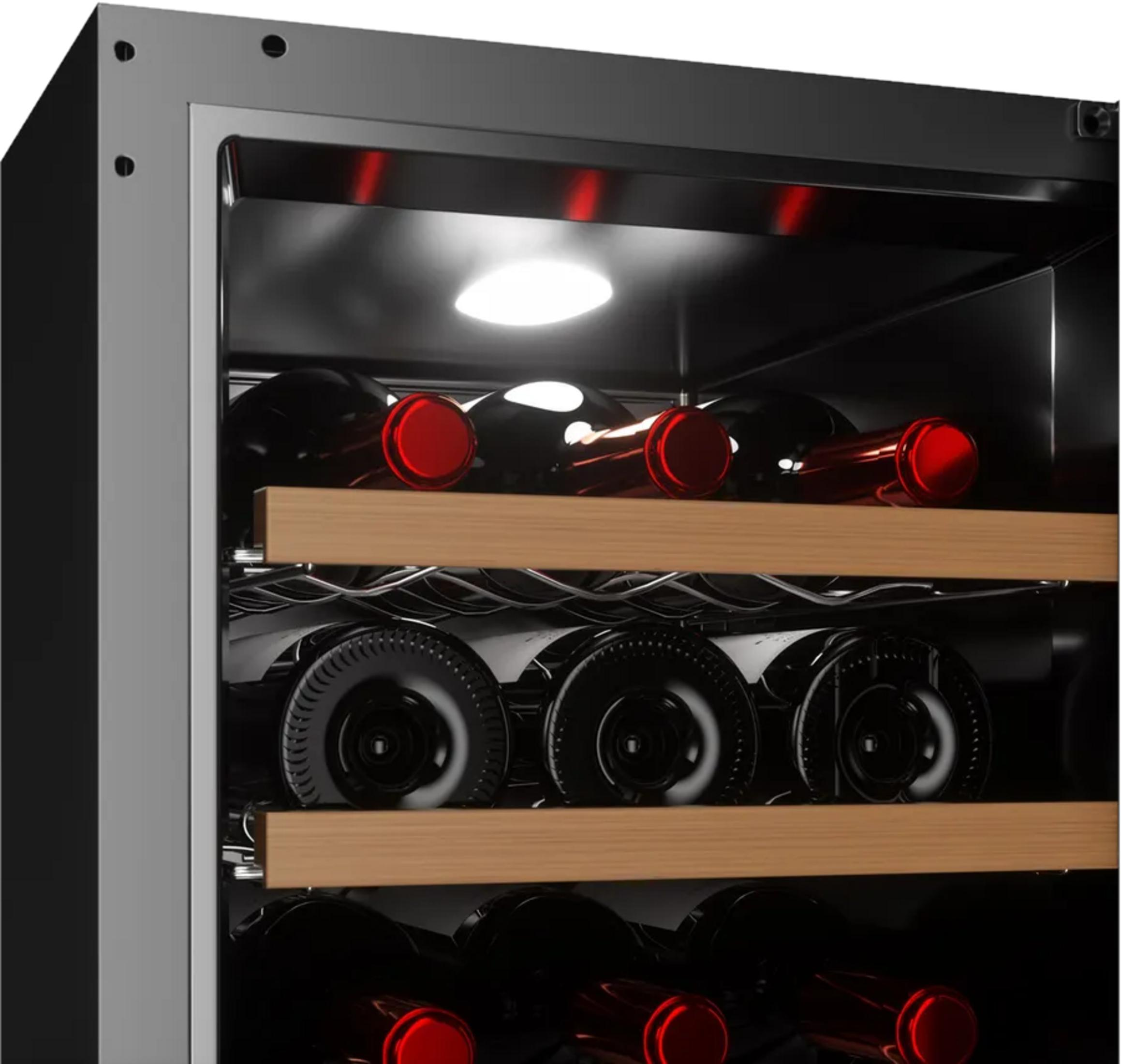 Weinregal mit mehreren Ebenen und roten Flaschen, beleuchtet.
