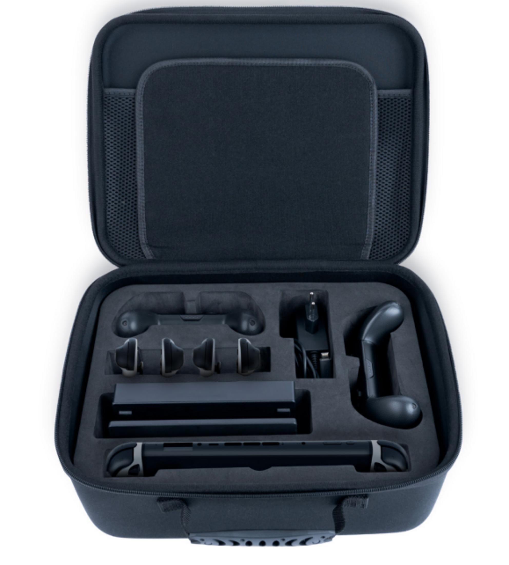 Custodia nera con accessori da gaming: controller, dock, caricabatterie e cavi.