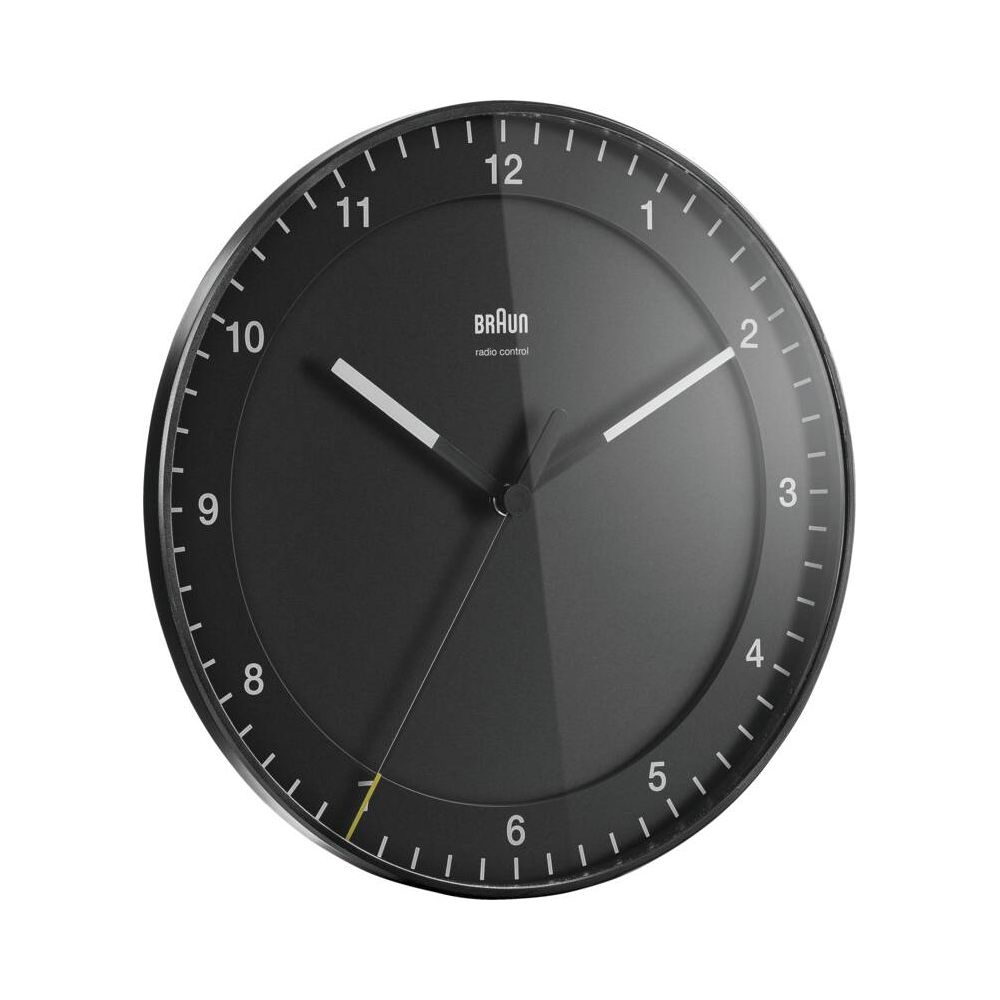 Eine schwarze Wanduhr mit weißen Zeigern und Ziffern, auf weißem Hintergrund.
