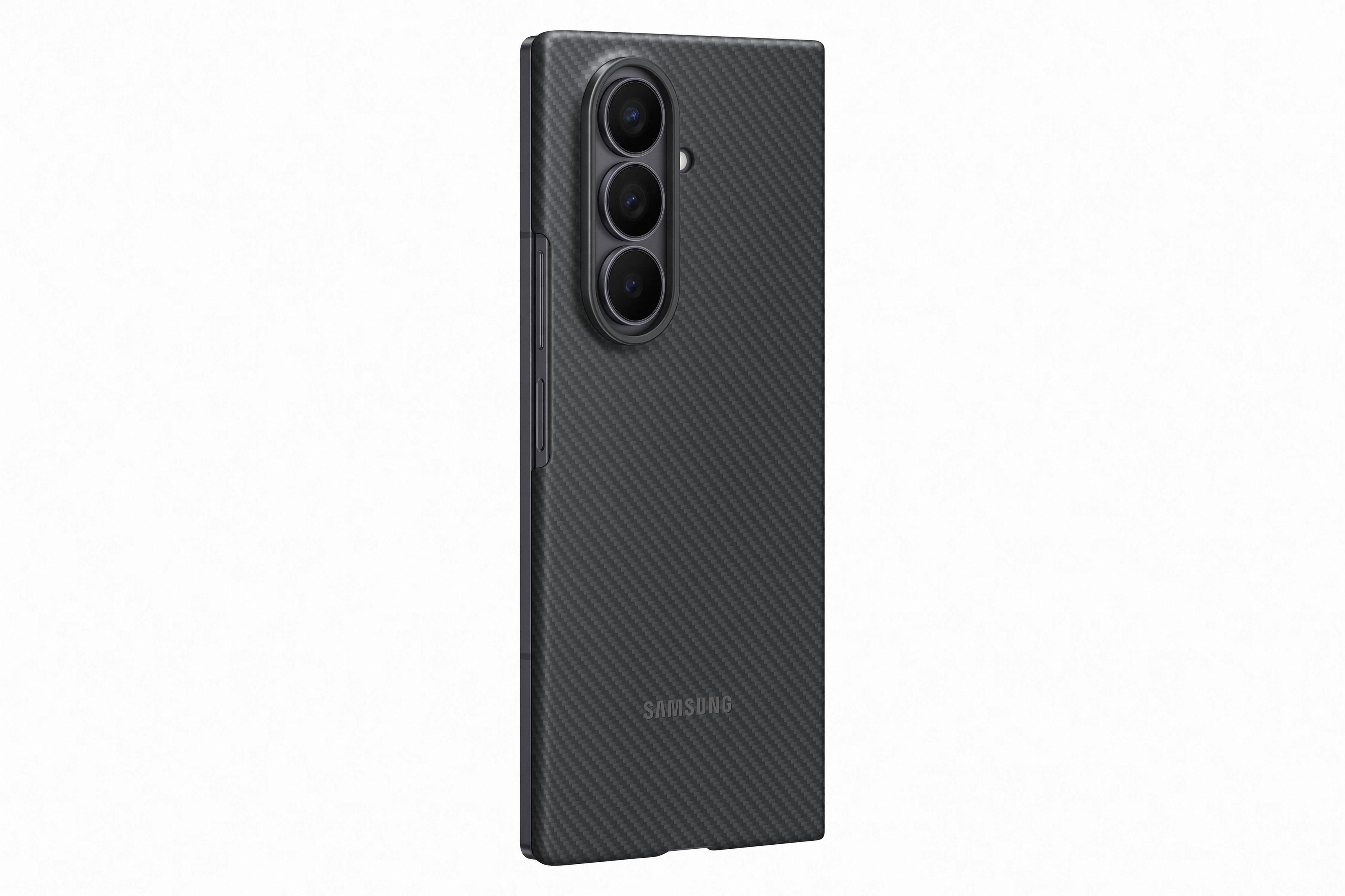 Ein schwarzes Handy mit Carbon-Muster-Hülle und drei Kameras.