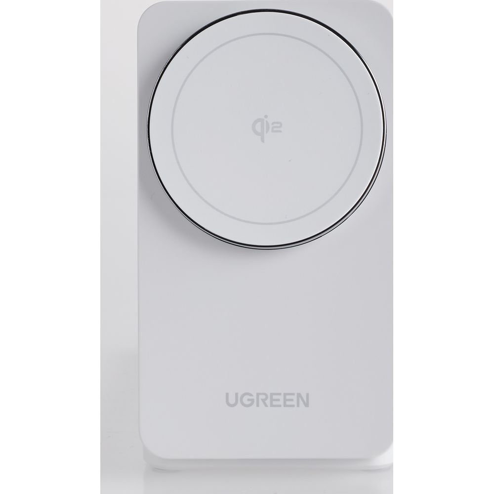 Biała ładowarka bezprzewodowa UGREEN z logo Qi na okrągłej podkładce.