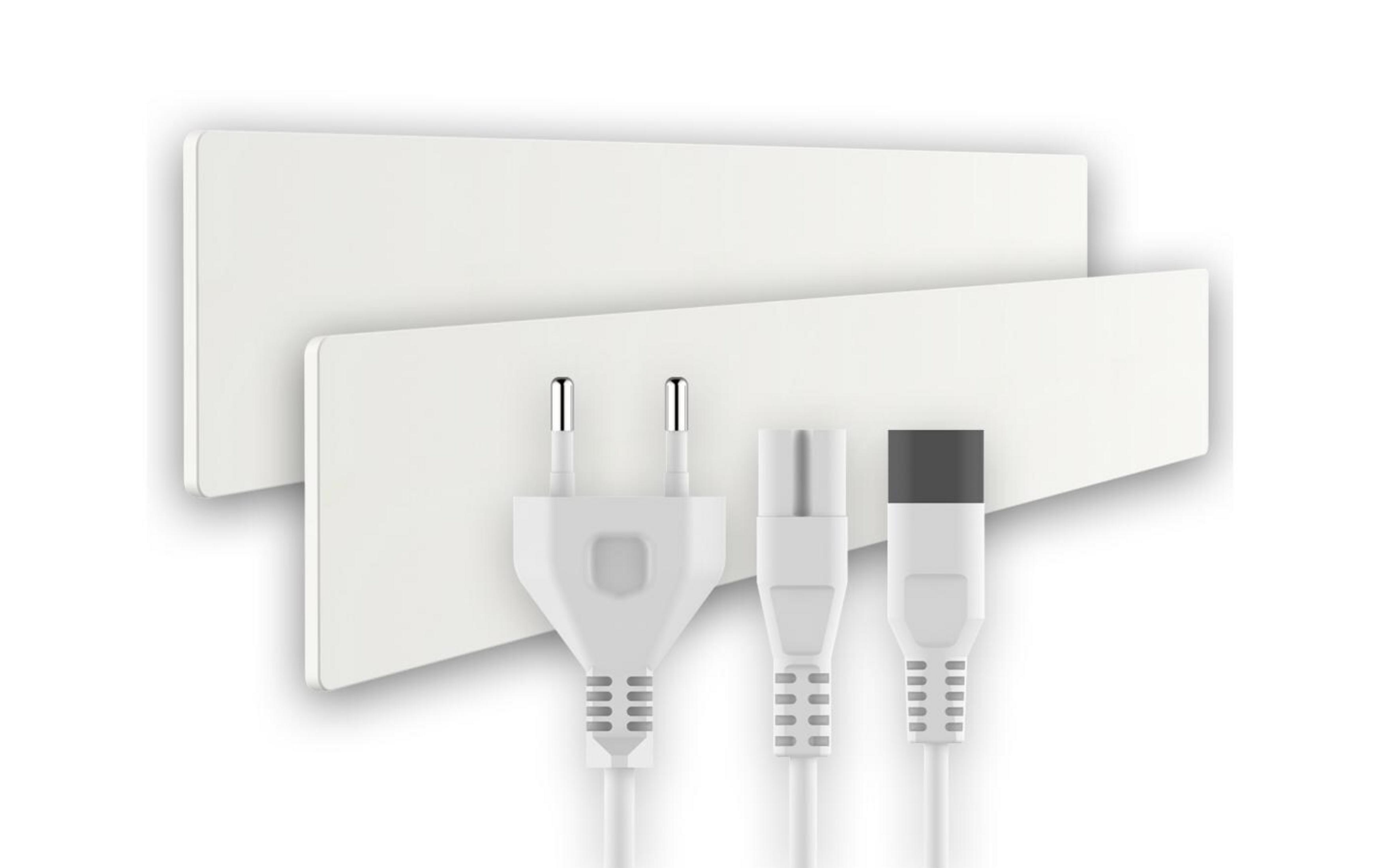 Drei weiße Kabel mit Steckern auf weißem Hintergrund.