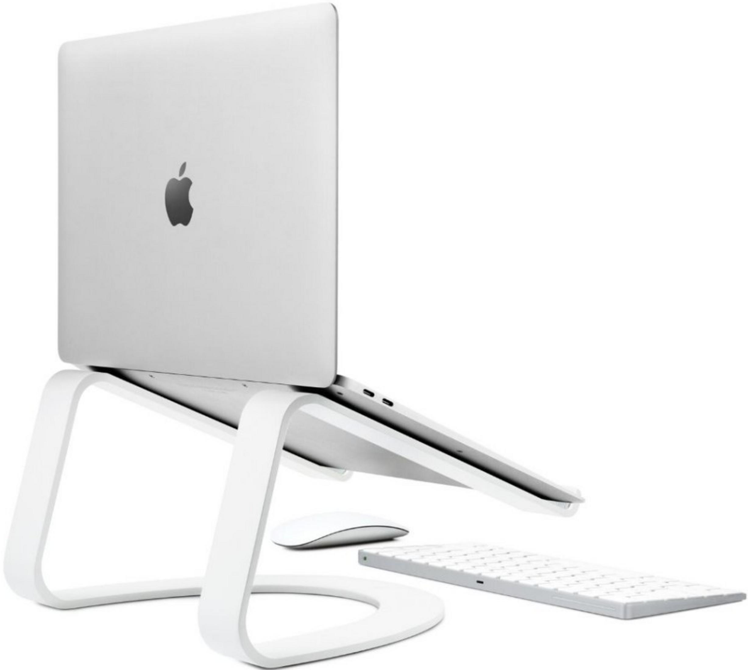 Biały laptop na stojaku, obok mysz i klawiatura.