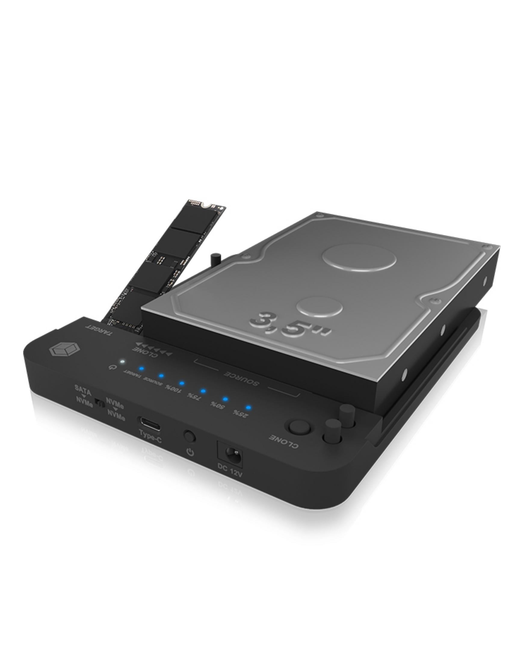 Ein 3,5-Zoll-HDD und eine NVMe-SSD sind in einem Klon-Dock montiert.