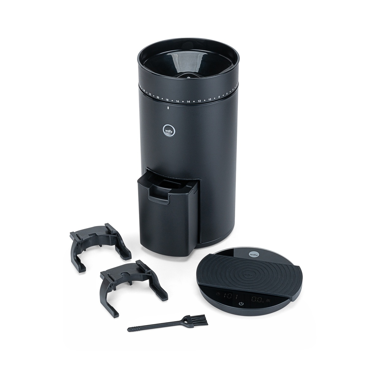 Schwarze Kaffeemühle mit Waage, Halterungen und Bürste auf weißem Hintergrund.