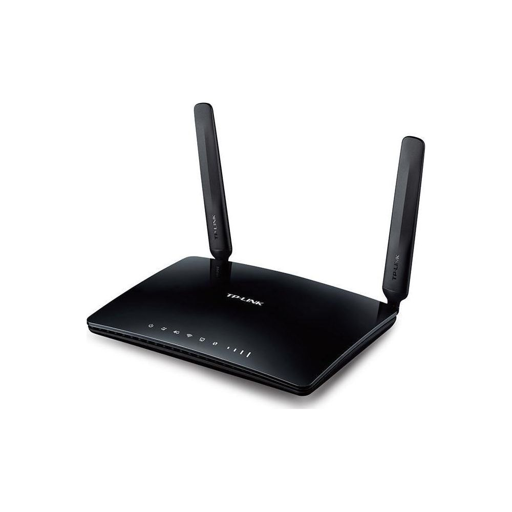 Een zwarte TP-Link router met twee antennes op witte achtergrond.