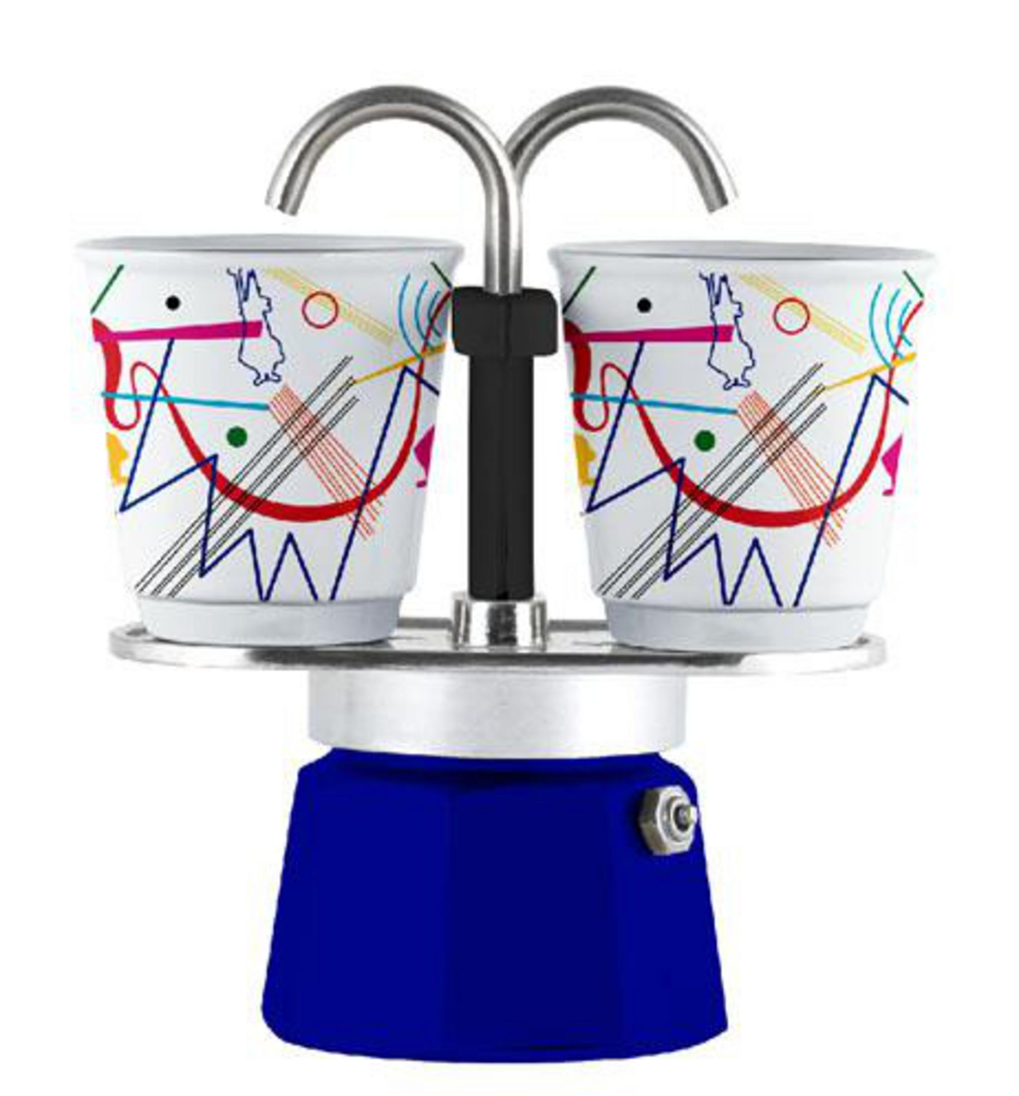 Niebieska kawiarka z dwoma ozdobionymi filiżankami z geometrycznymi wzorami.