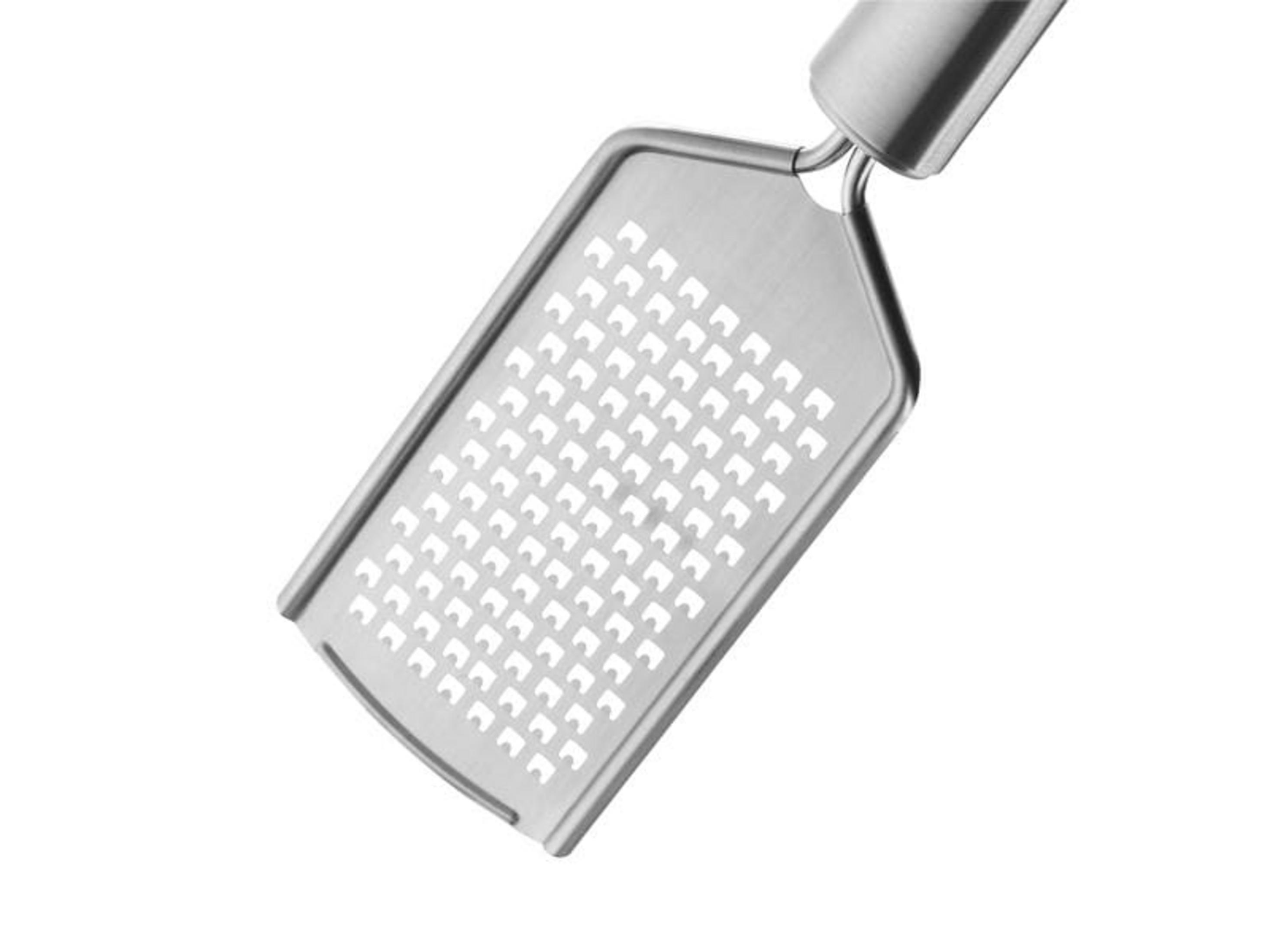 Ein metallischer Käsereibe mit vielen kleinen Löchern.
