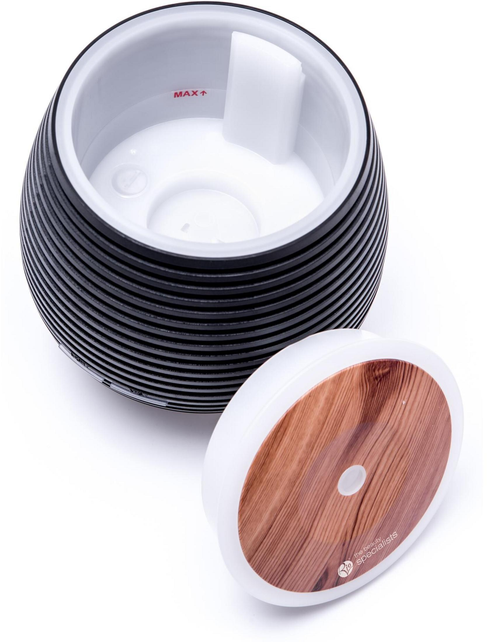 Un diffusore nero a costine con coperchio effetto legno rimosso.