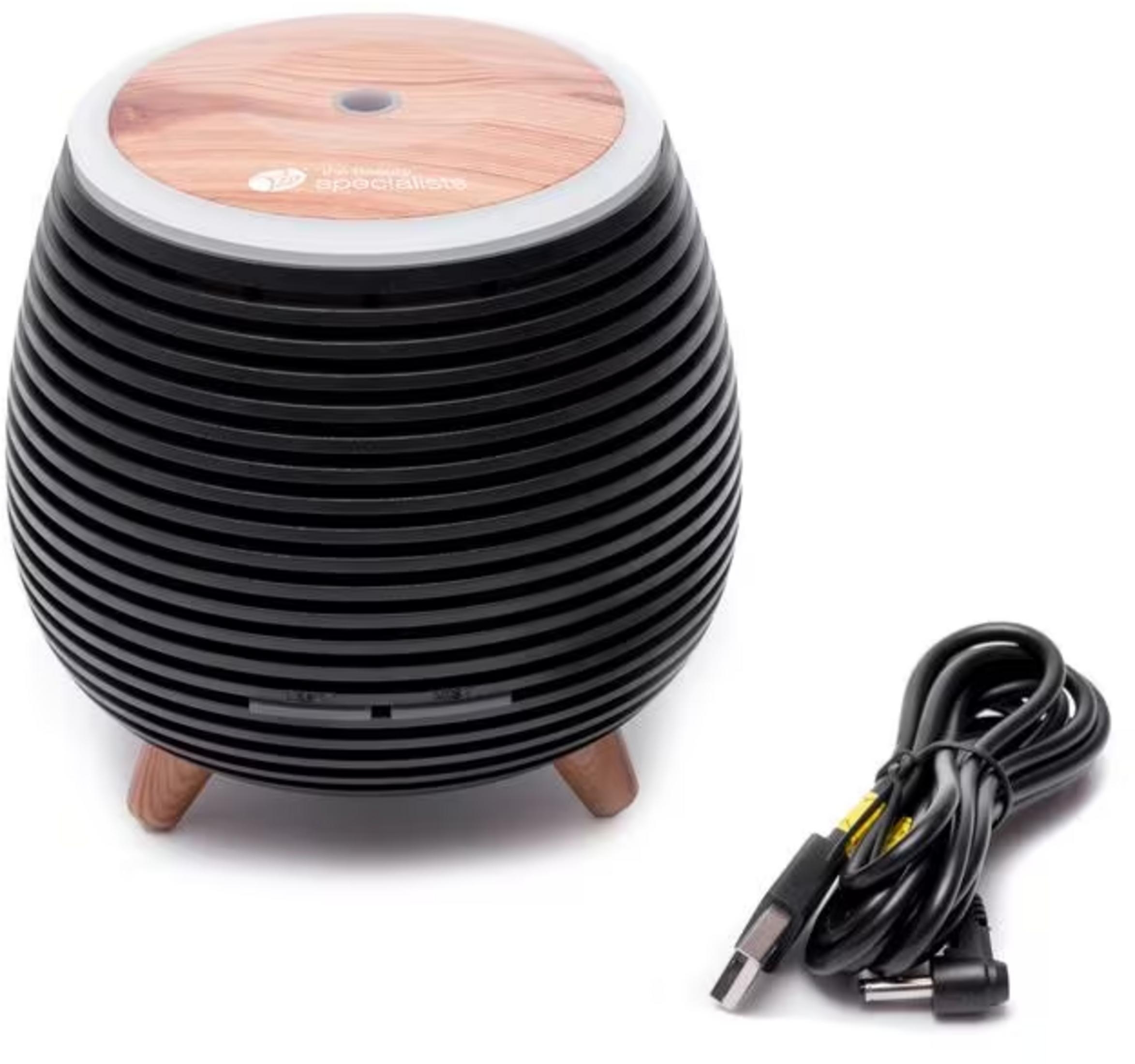 Un diffusore nero con parte superiore effetto legno e tre gambe in legno. Un cavo nero accanto.