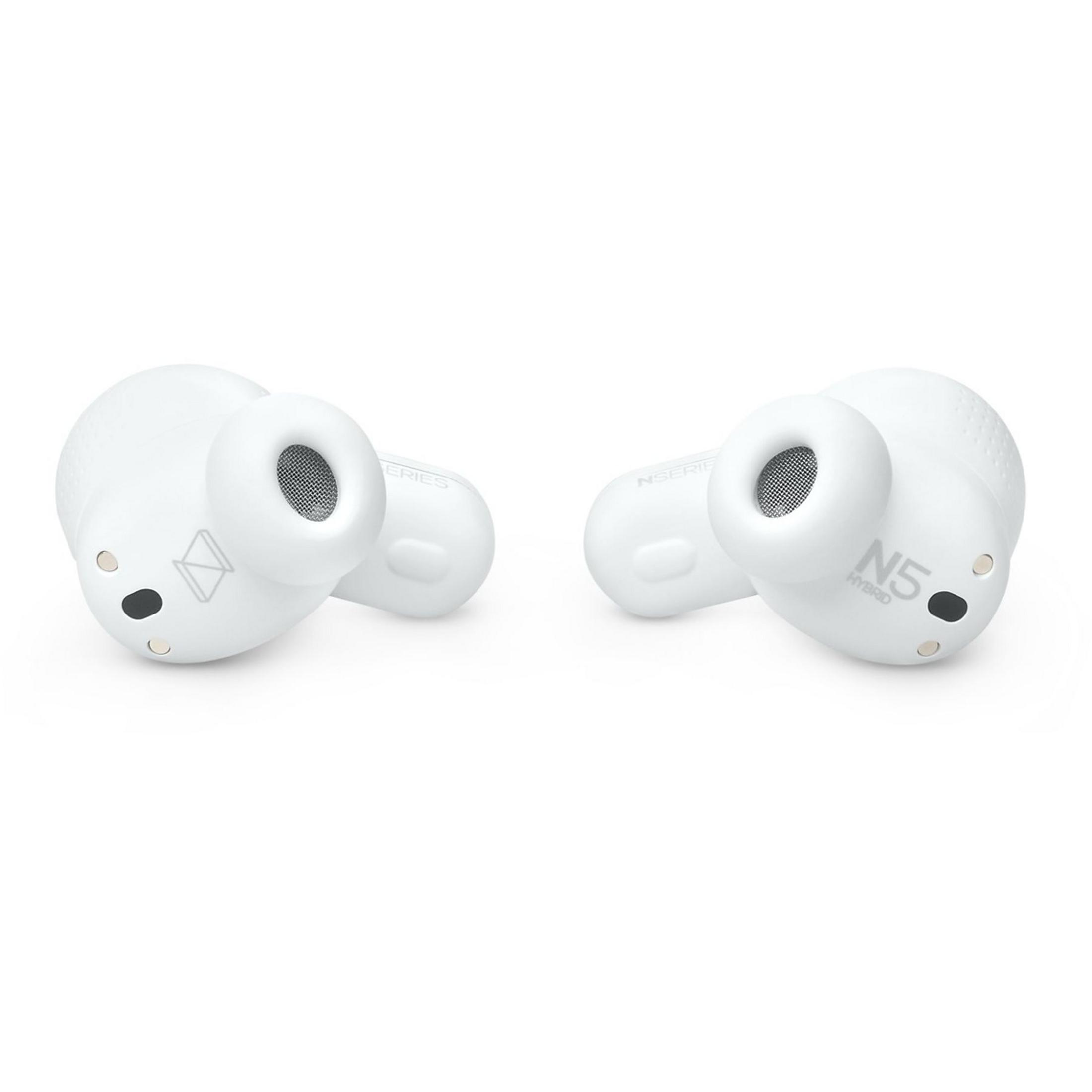 Dwa białe słuchawki obok siebie. Opisane 'N5 HYBRID'.
