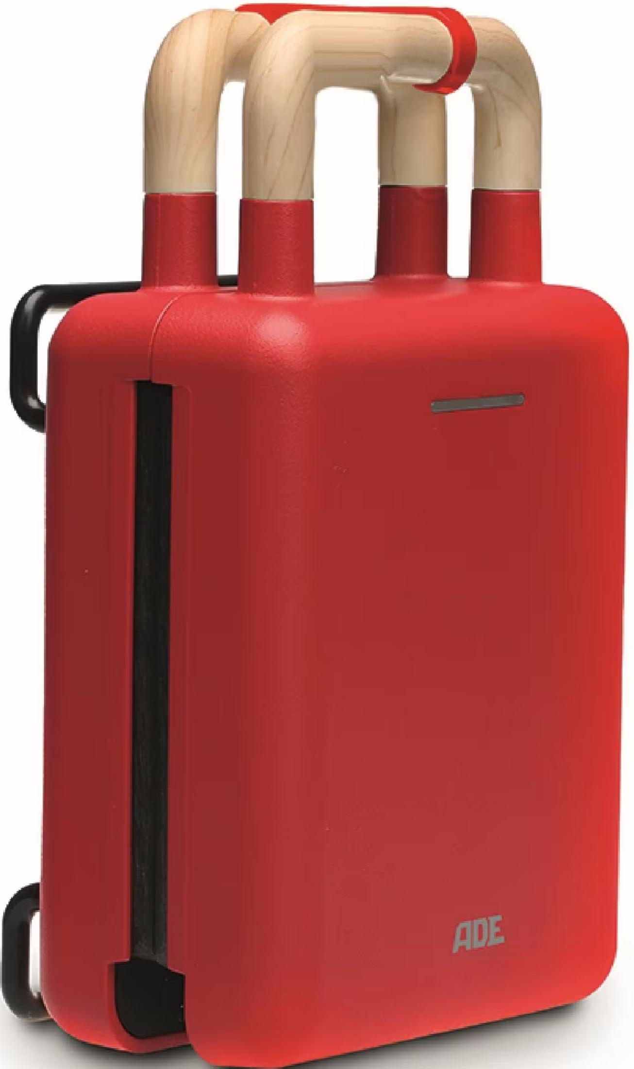 Czerwony toster z drewnianymi uchwytami i czarną szczeliną.