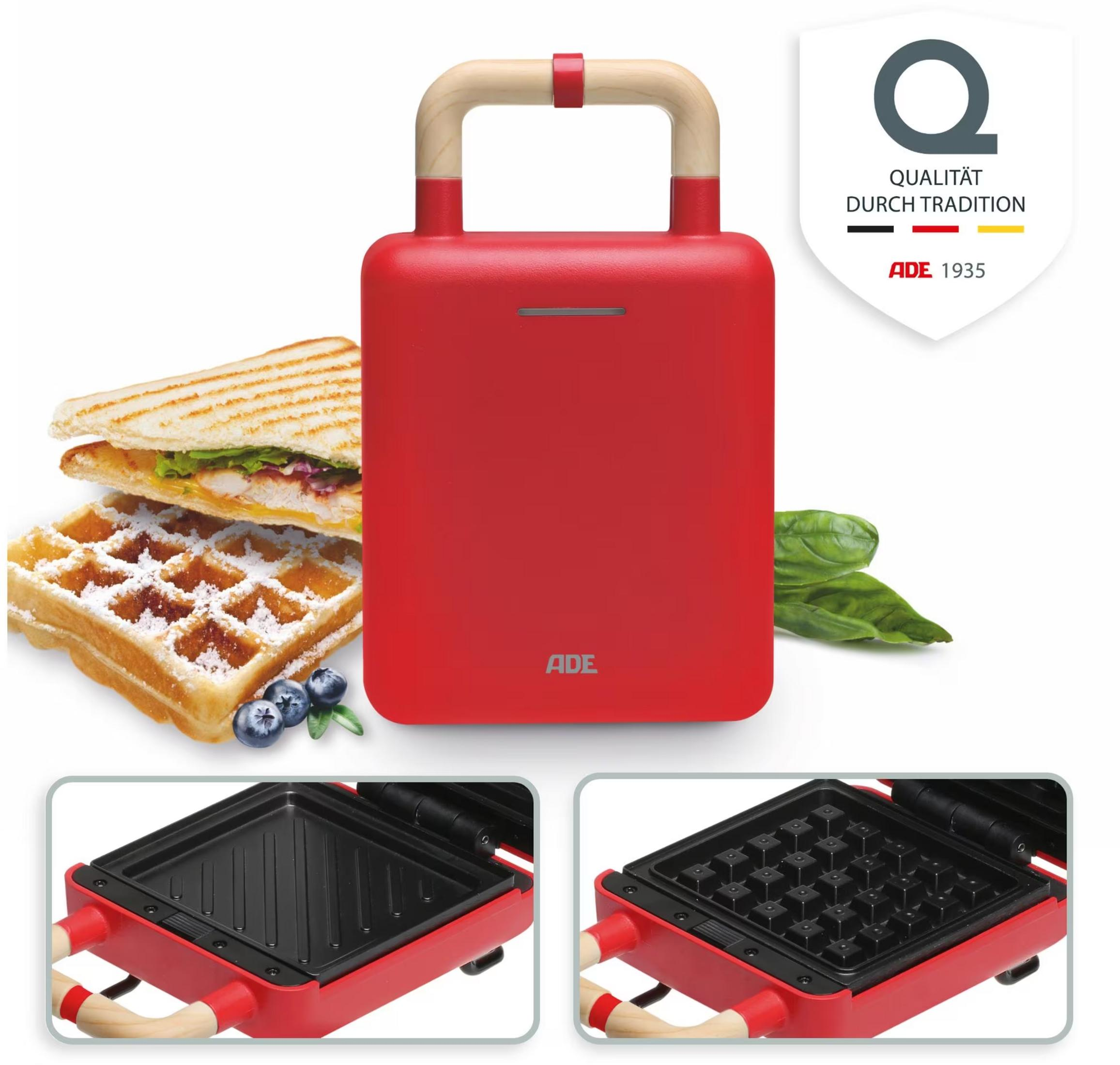 Czerwony opiekacz do gofrów/kanapek z drewnianym uchwytem, obok gofr i kanapka.