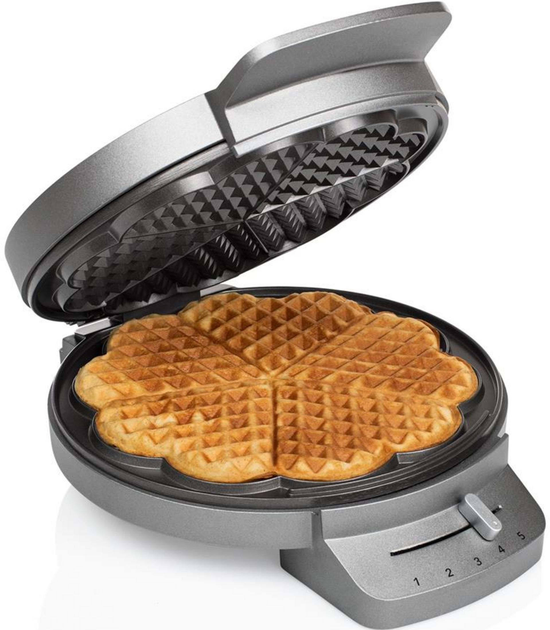 Szara gofrownica z gofrem w kształcie serca w środku.