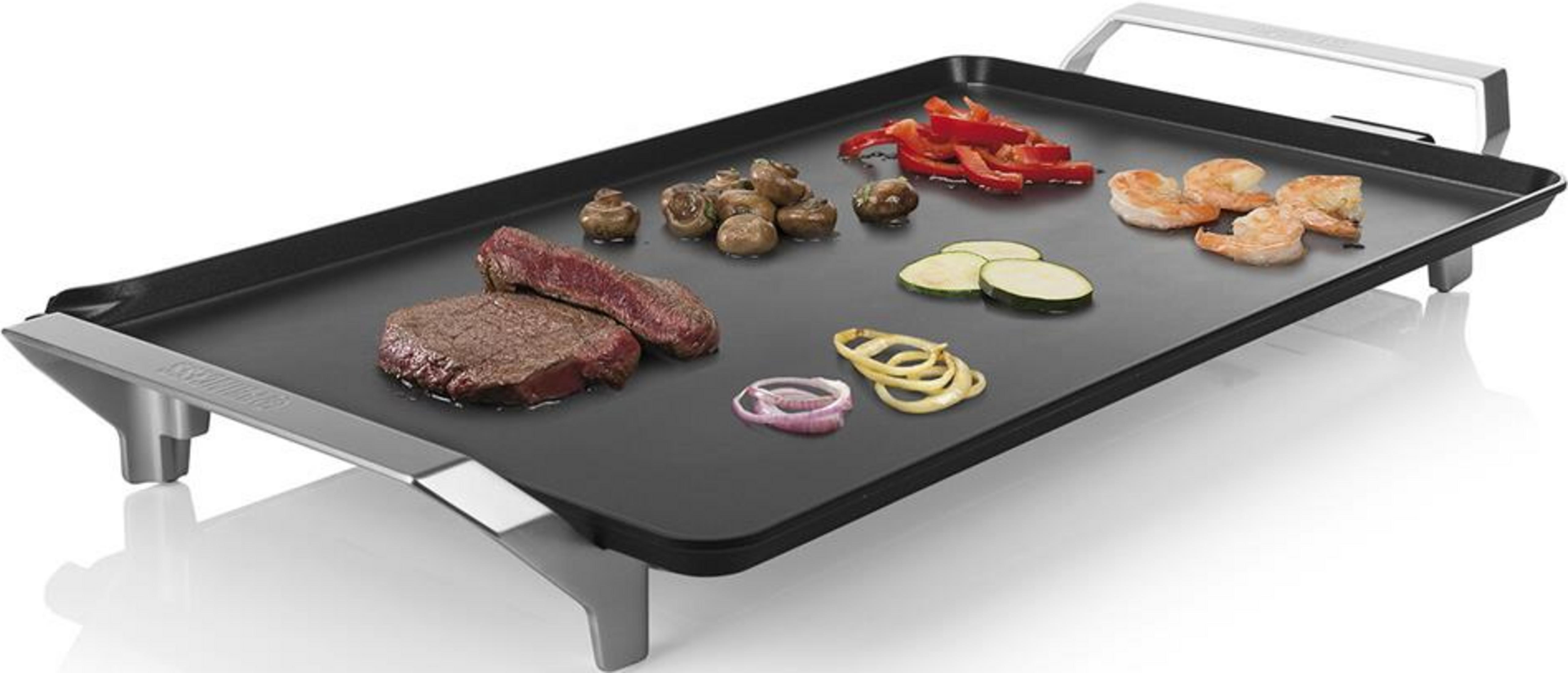 Carne cruda, gamberi, funghi, peperoni e zucchine su una piastra elettrica.
