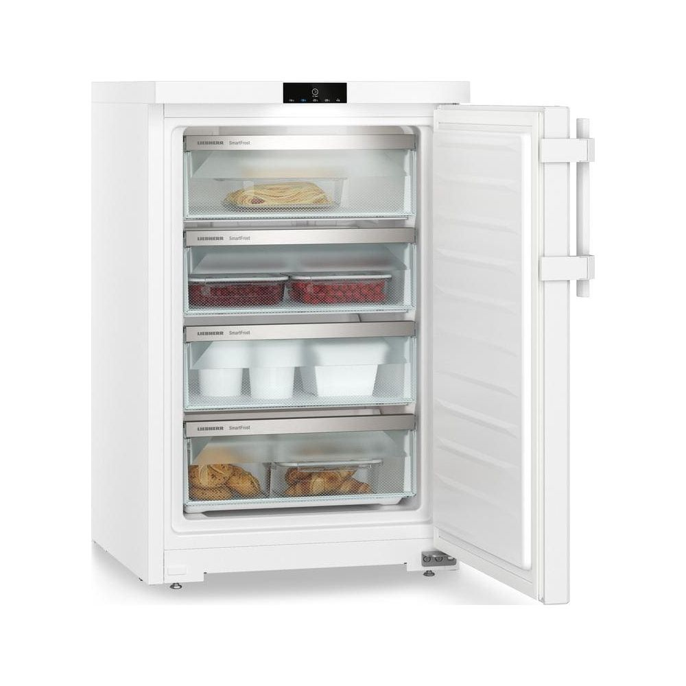 Un réfrigérateur blanc porte ouverte, rempli d'aliments.