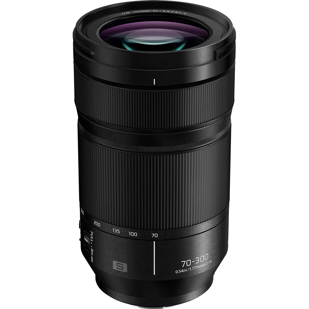 Ein schwarzes Kameraobjektiv mit Zoomring und Beschriftungen wie 70-300mm.