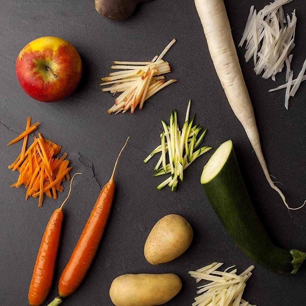 Obst und Gemüse, geschnitten und ganz, auf dunklem Untergrund.