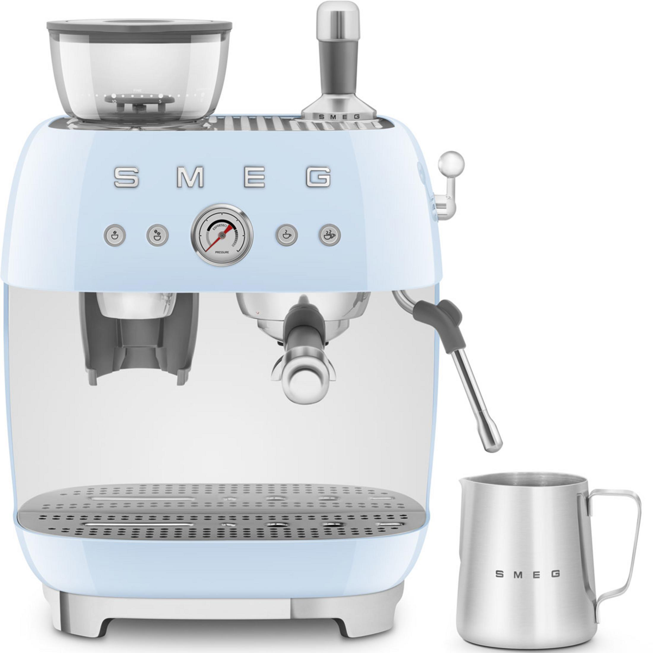 Jasnoniebieska ekspres do kawy Smeg z młynkiem i dzbankiem na mleko.