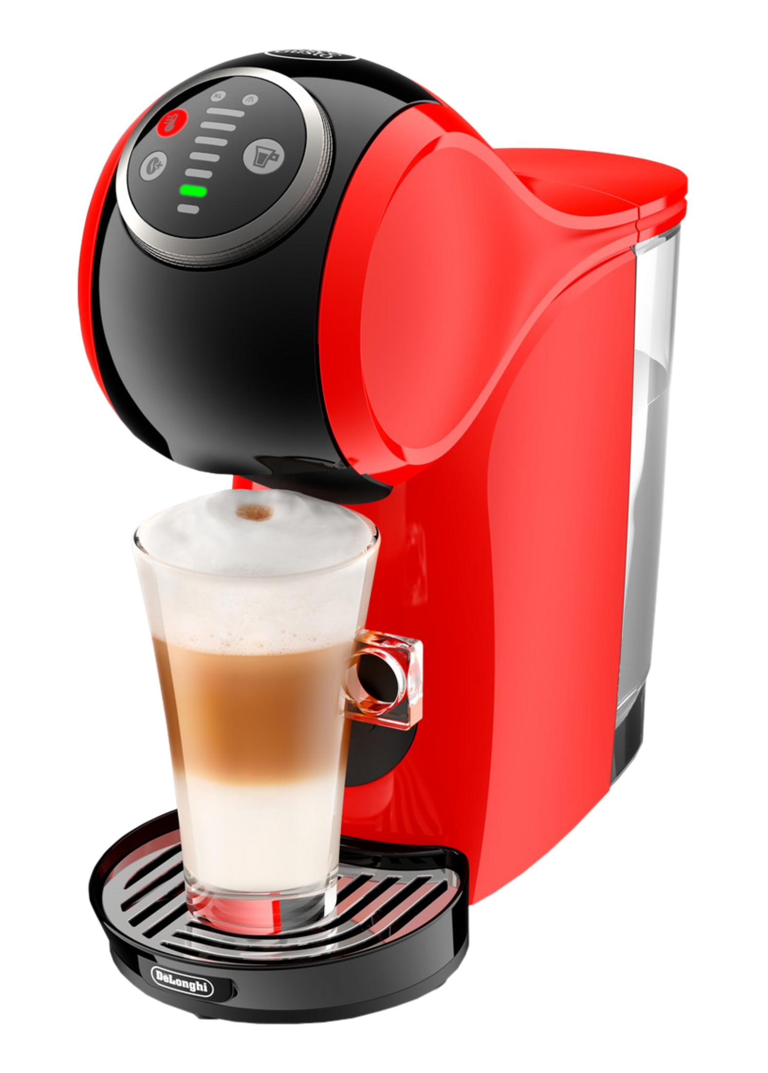 Czerwony ekspres do kawy ze szklanką latte macchiato.