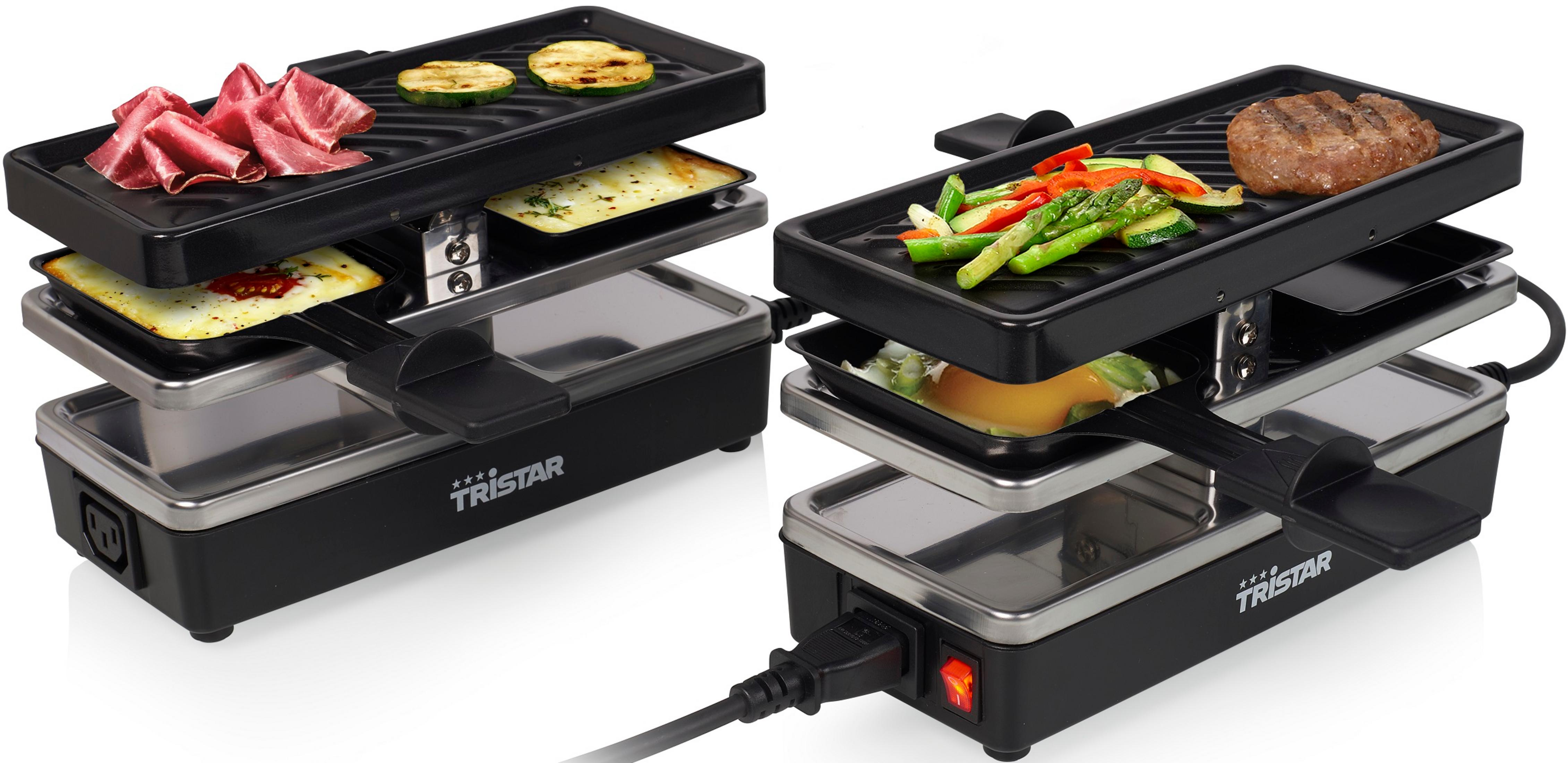 Due griglie per raclette con carne, formaggio e verdure, su sfondo bianco.